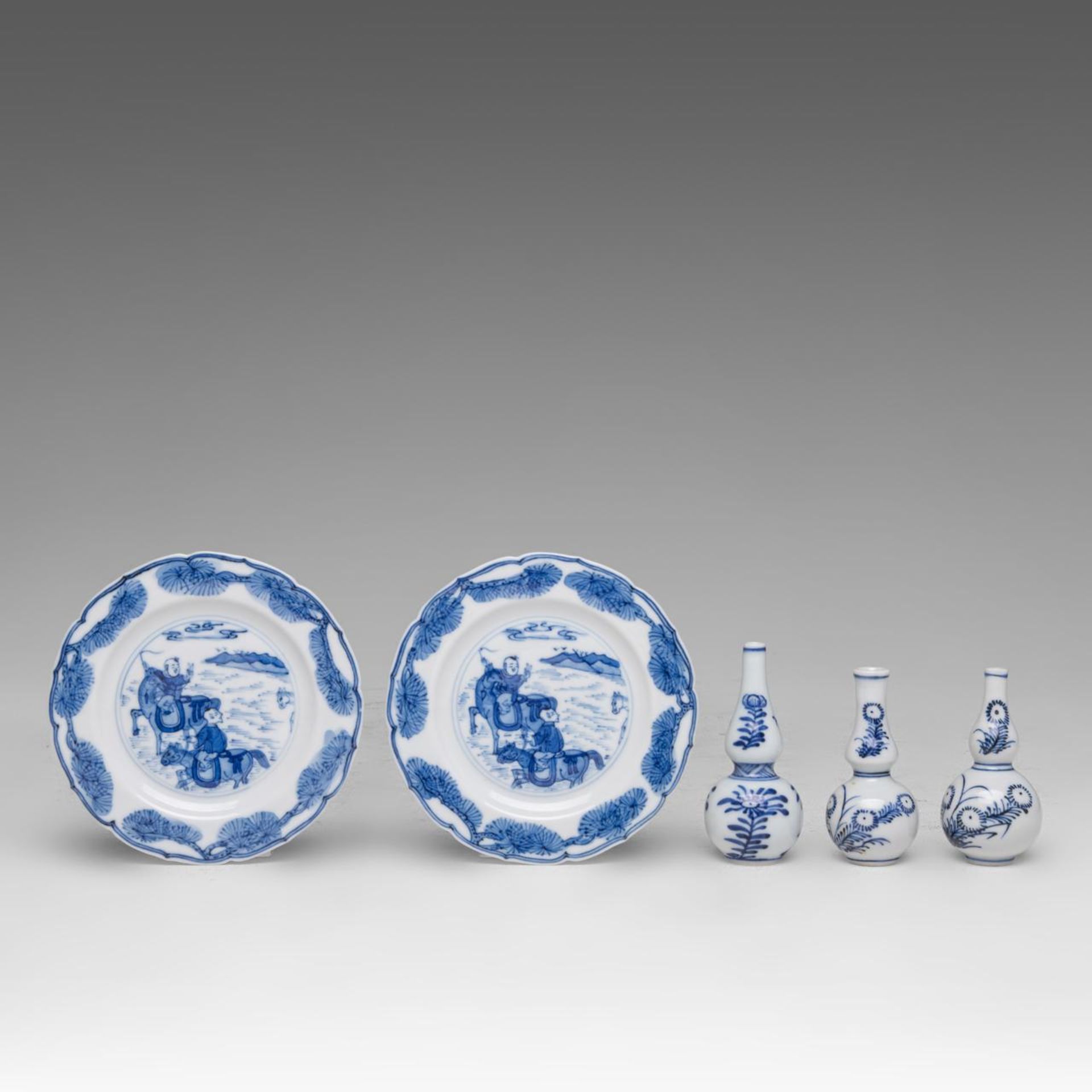 A pair of Chinese blue and white 'Hunting' saucers, Kangxi period, dia 10,8 cm - added three blue an - Bild 2 aus 7