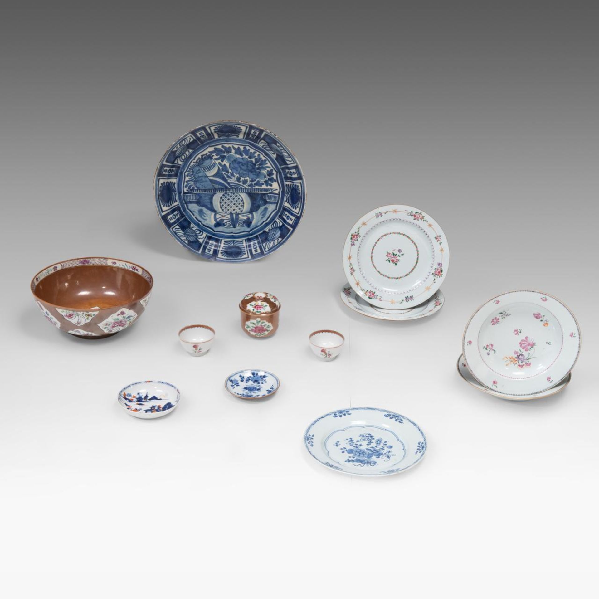 A small collection of Chinese famille rose, blue and white, and Imari export porcelain ware, 18thC, - Bild 8 aus 25