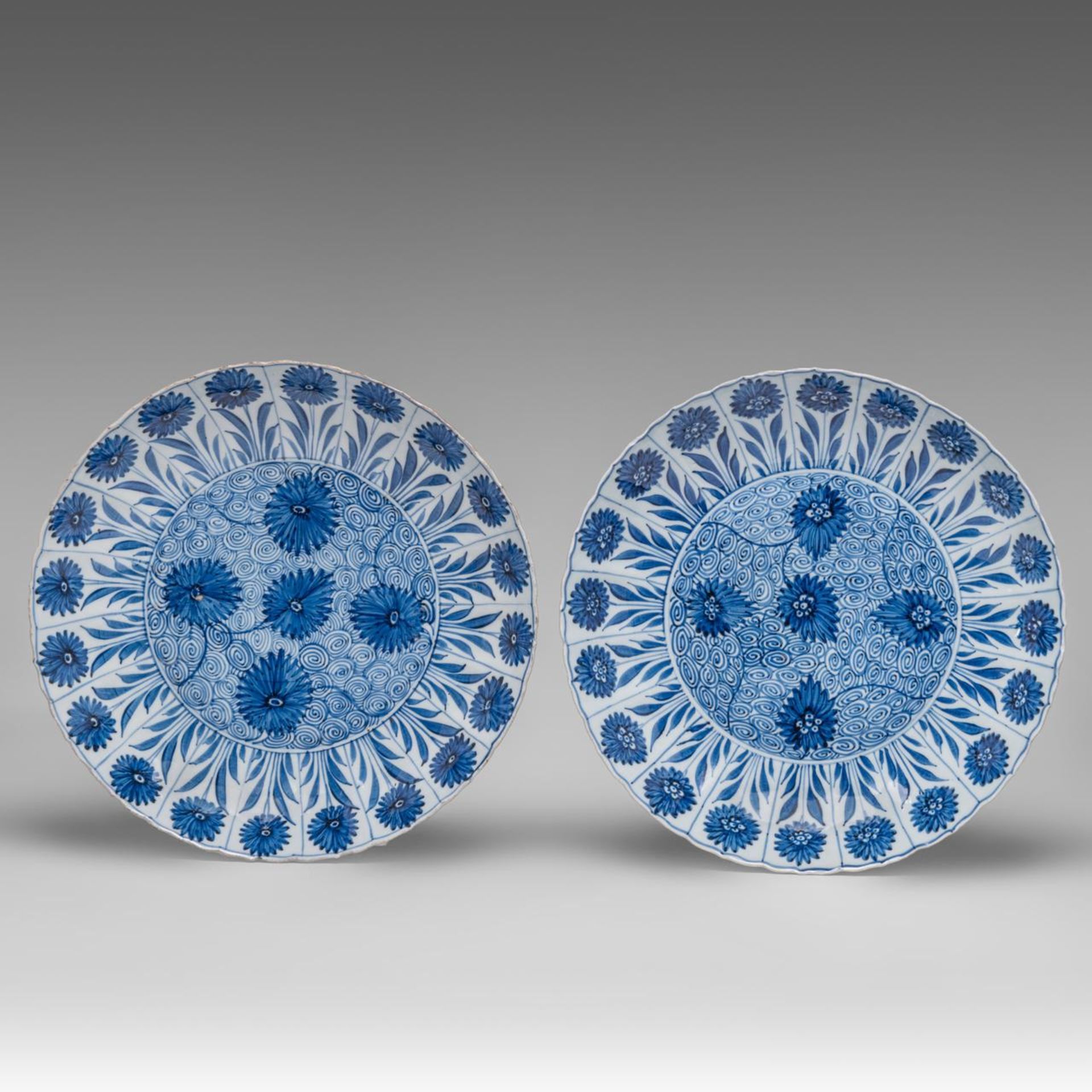 A pair of Chinese blue and white 'Chrysanthemum' plates, Kangxi period, dia 35 cm
