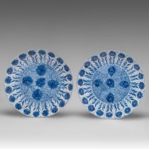 A pair of Chinese blue and white 'Chrysanthemum' plates, Kangxi period, dia 35 cm