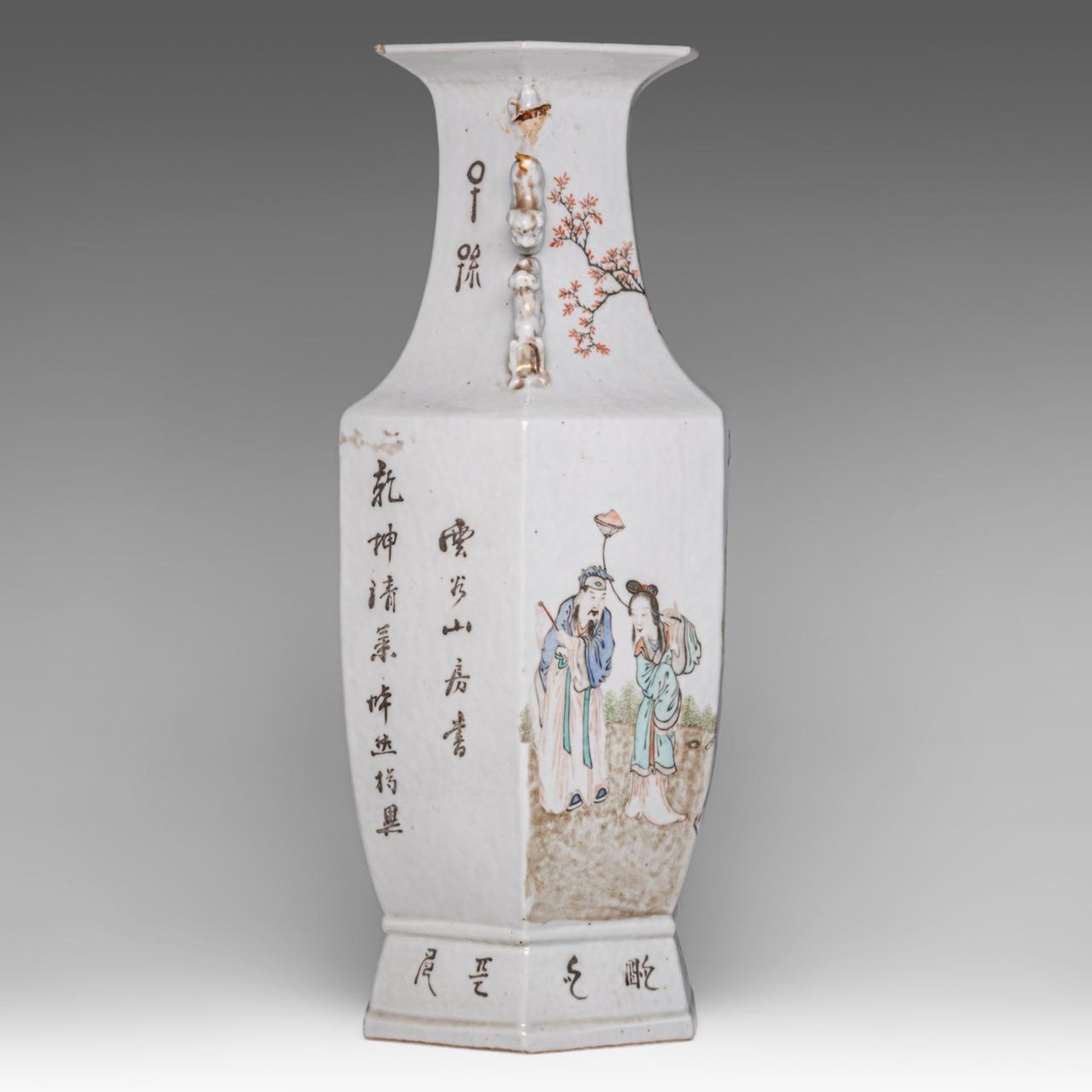 A Chinese Qianjiangcai 'Immortals' hexagonal vase, the back with a signed text, paired with lion han - Bild 4 aus 6