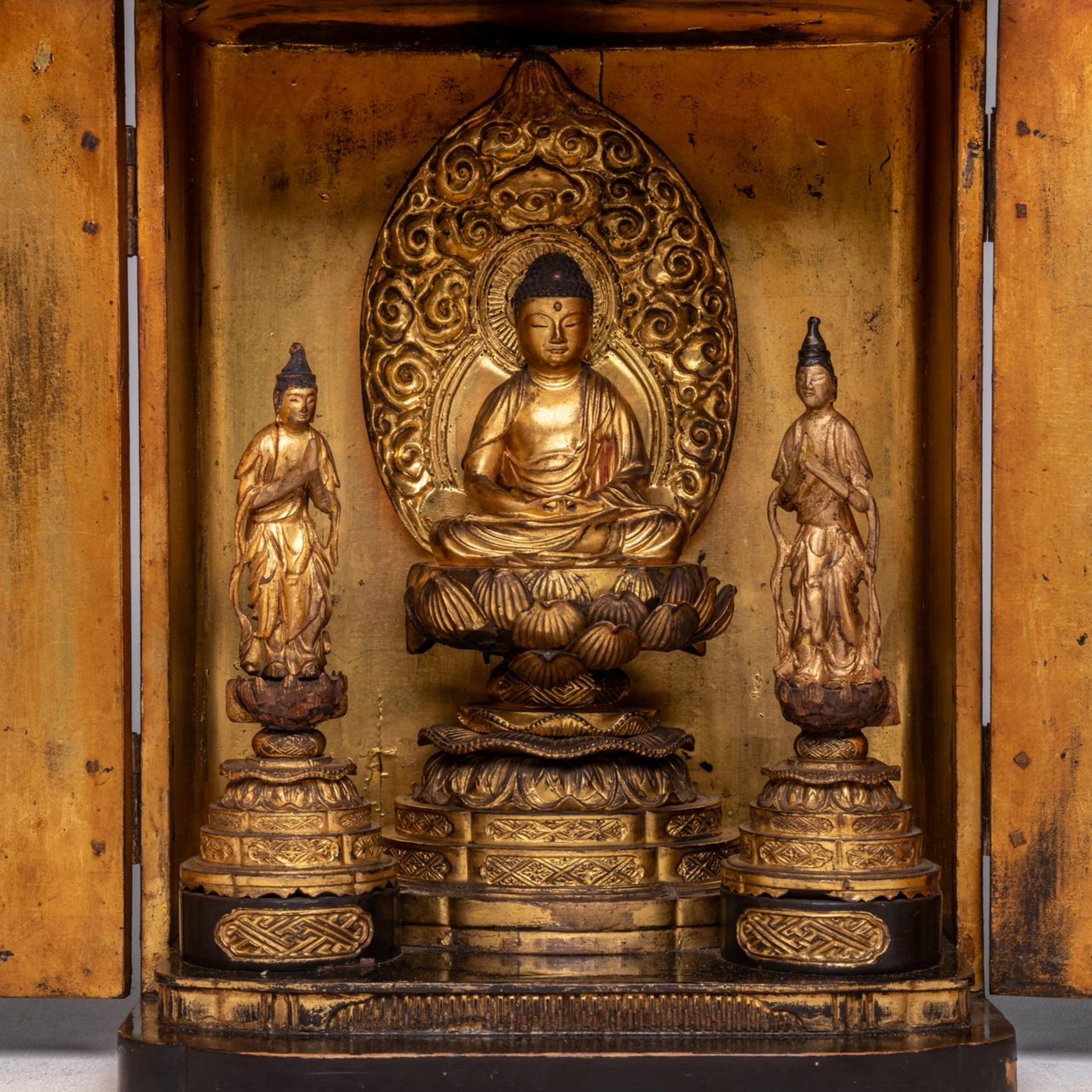 A Japanese lacquer zushi travelling shrine with seated Buddha Gautama and acolytes, late Edo period, - Bild 2 aus 7