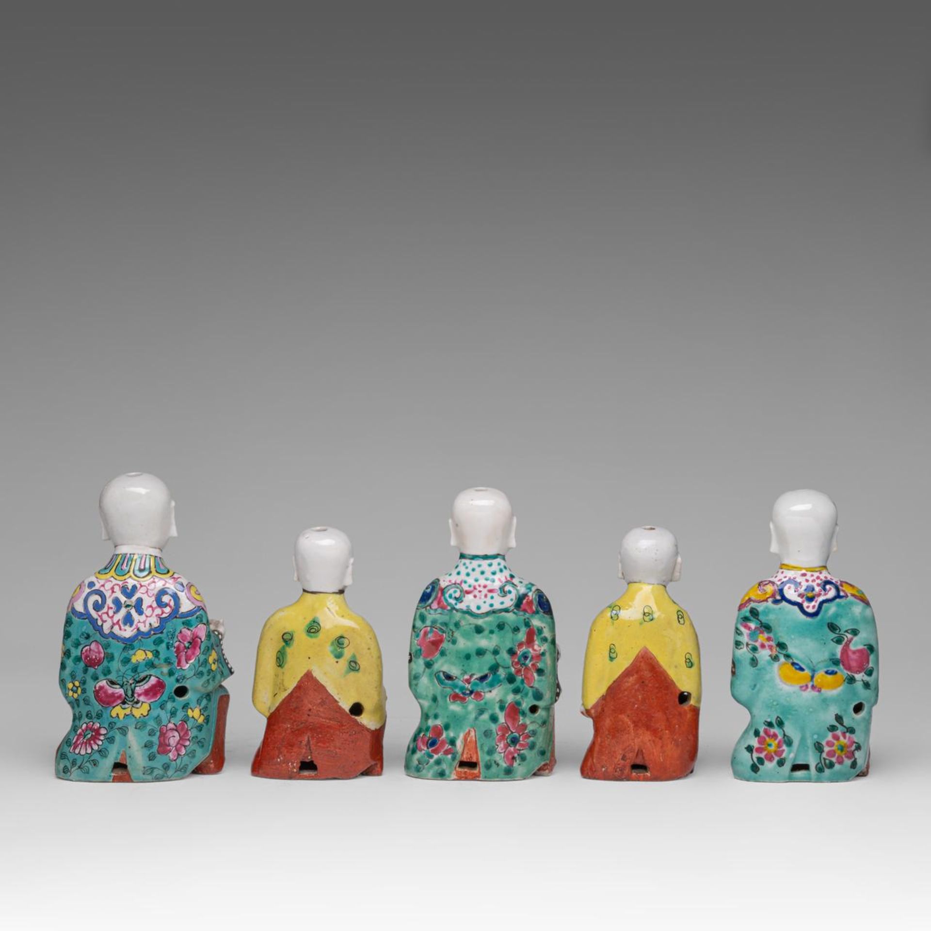 Five Chinese famille rose enamelled export figures, Jiaqing period, tallest H 17,5 cm - Image 3 of 7
