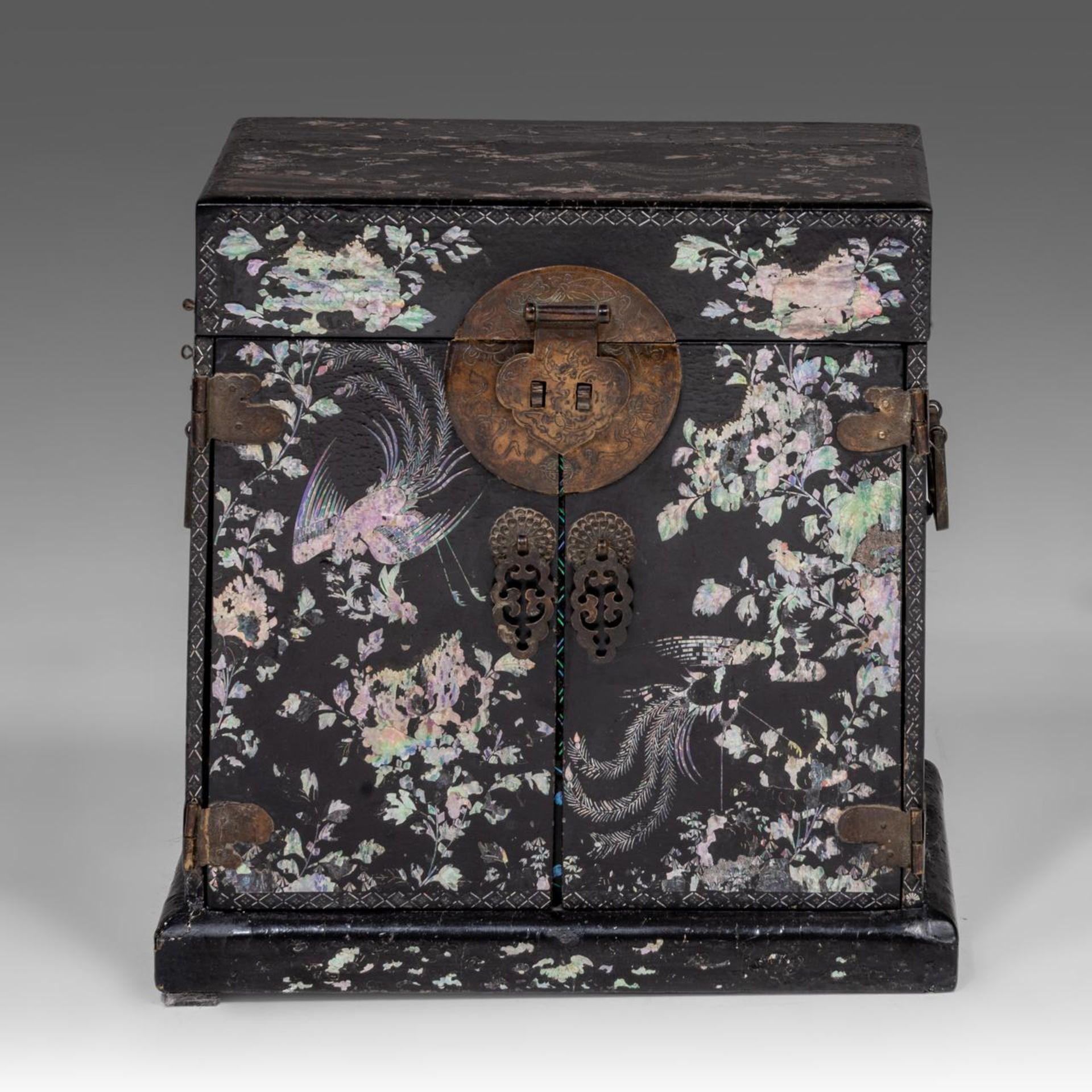 A Chinese lac burgaute travelling writing box or table cabinet, 17thC/18thC, H 31 - 28,5 x 21 cm - Image 4 of 7