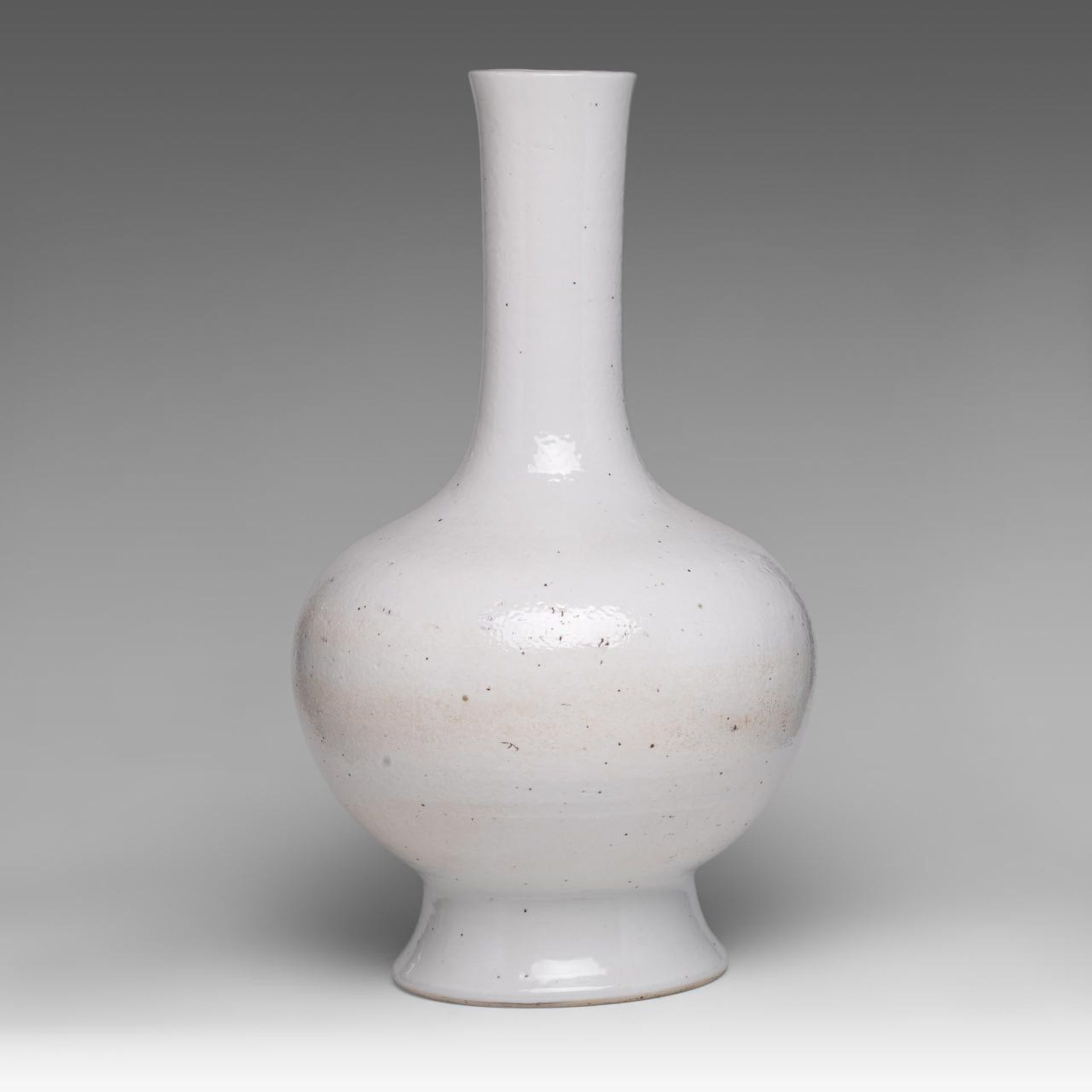 An impressive Chinese white porcelain bottle vase, Ming or later, H 57 cm - Bild 3 aus 6