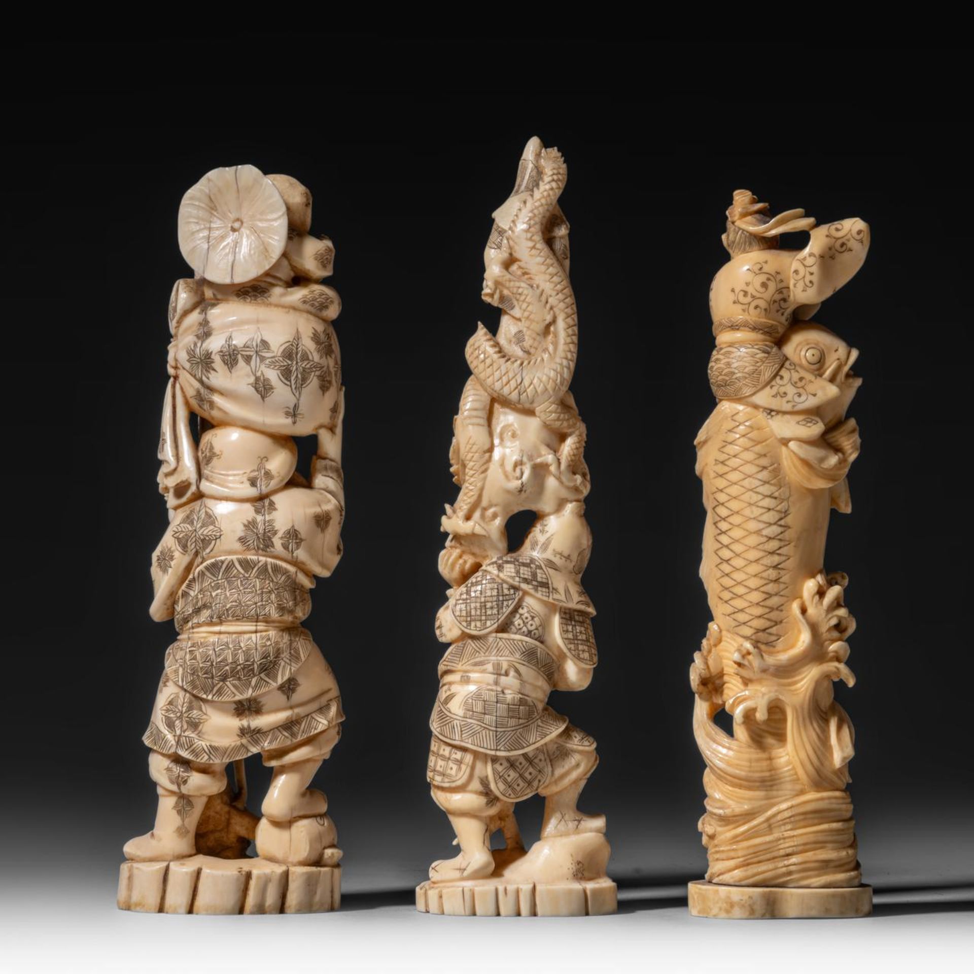 Three Japanese walrus ivory figures, Taisho, H 21,2 - 22,3 - 20,5 cm / 442 - 233 - 275 g - Image 5 of 9