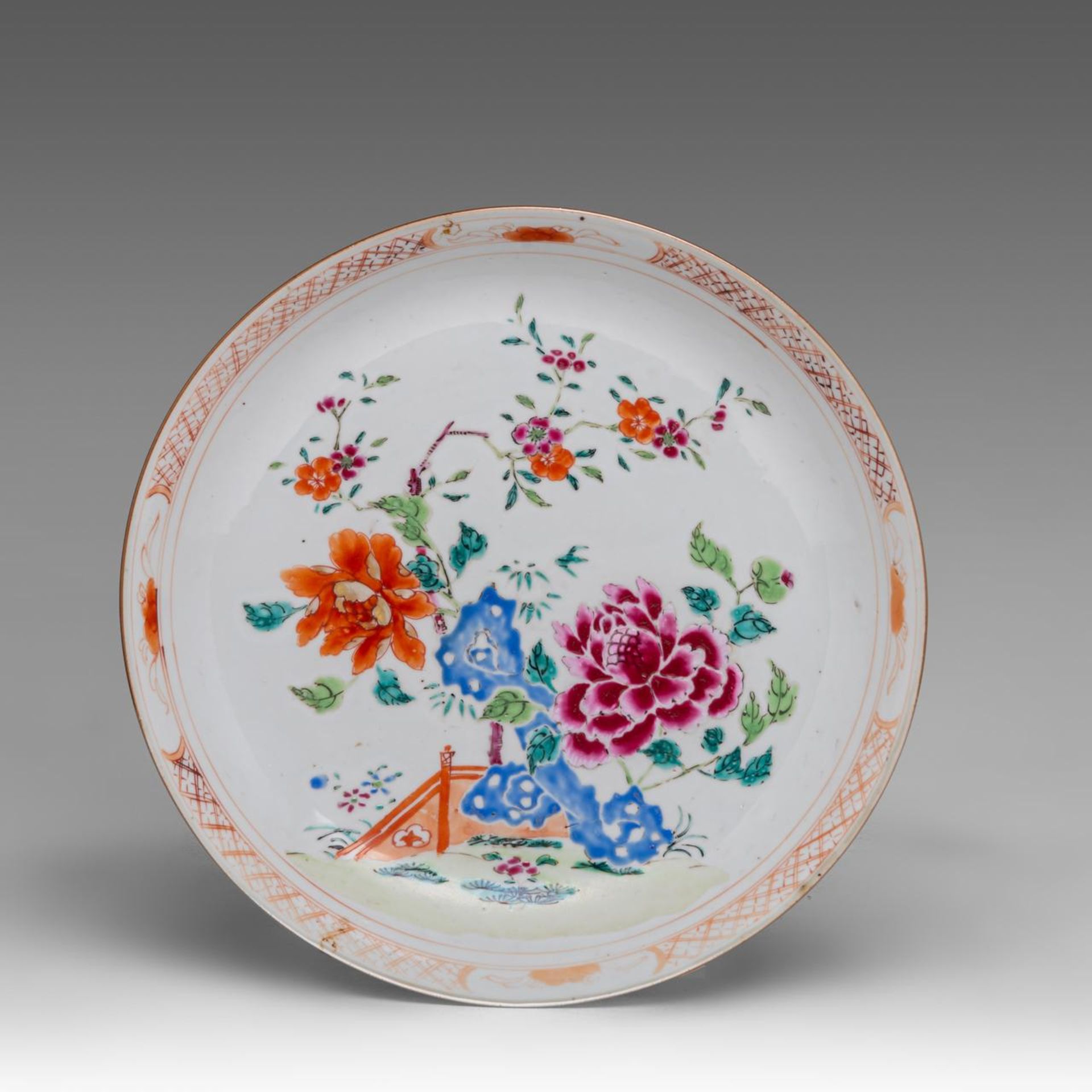 A collection of a Chinese famille rose and two blue and white export porcelain plates, 18thC, dia 27 - Bild 4 aus 9