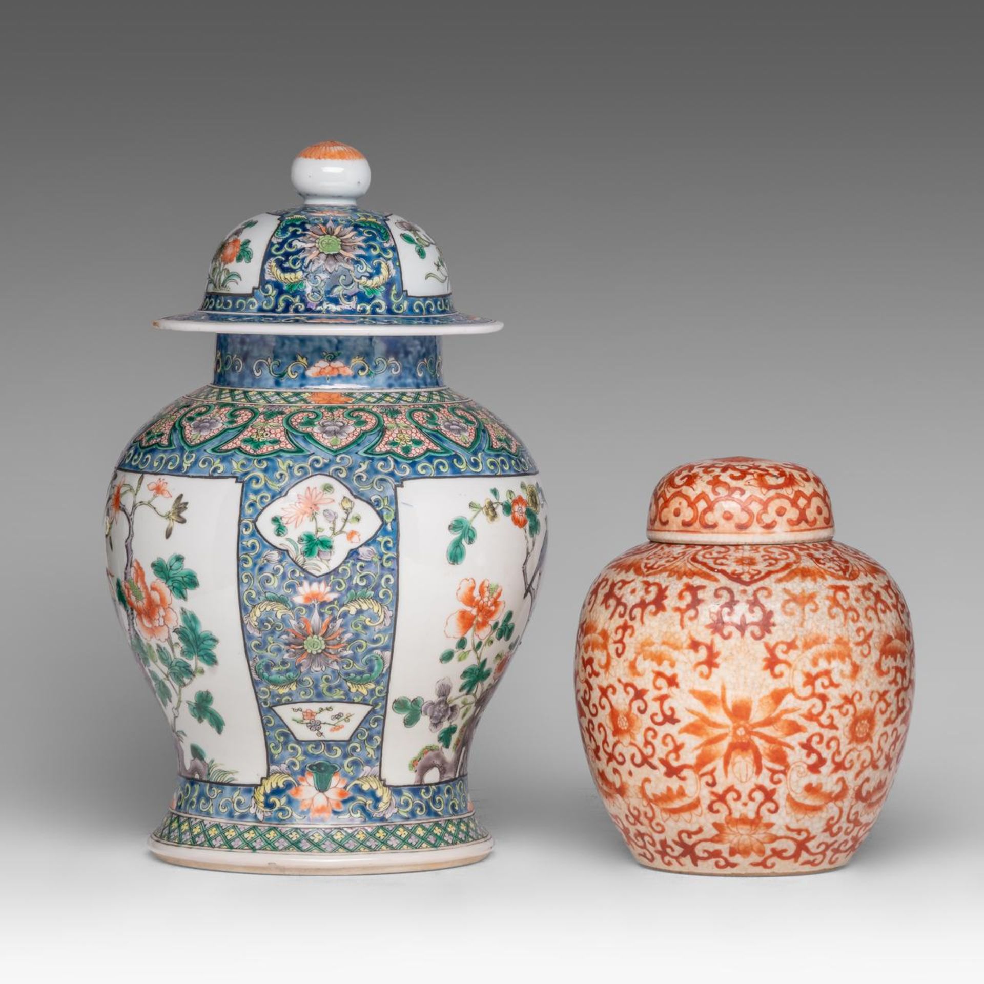 A Chinese famille verte 'Birds in a garden' baluster vase and cover, late 19thC, H 36 cm - and a iro - Bild 4 aus 7