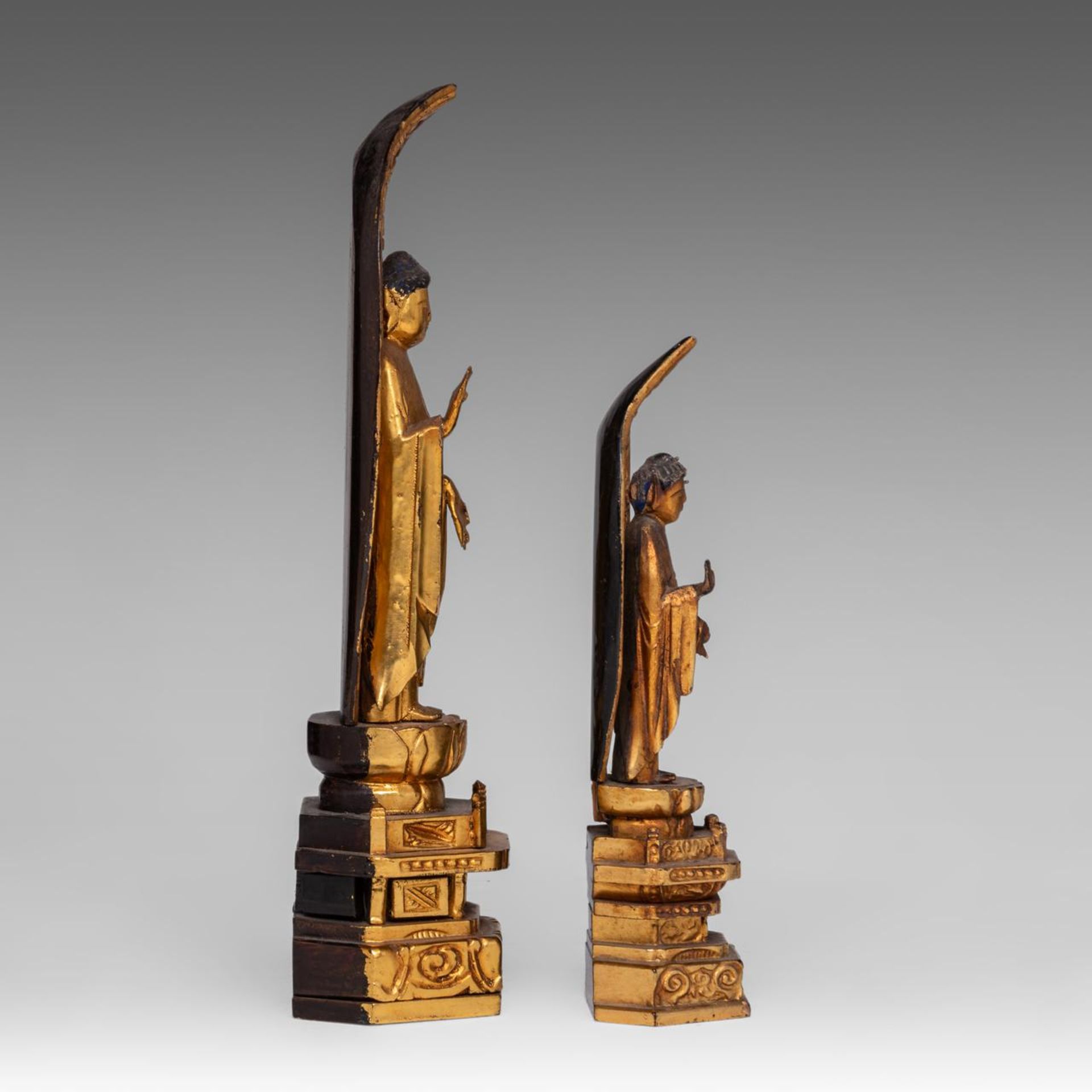 Two Japanese gilt lacquered figures of standing Buddha, late 19thC/ 20thC, H 24,5 - 33 cm - Bild 5 aus 7