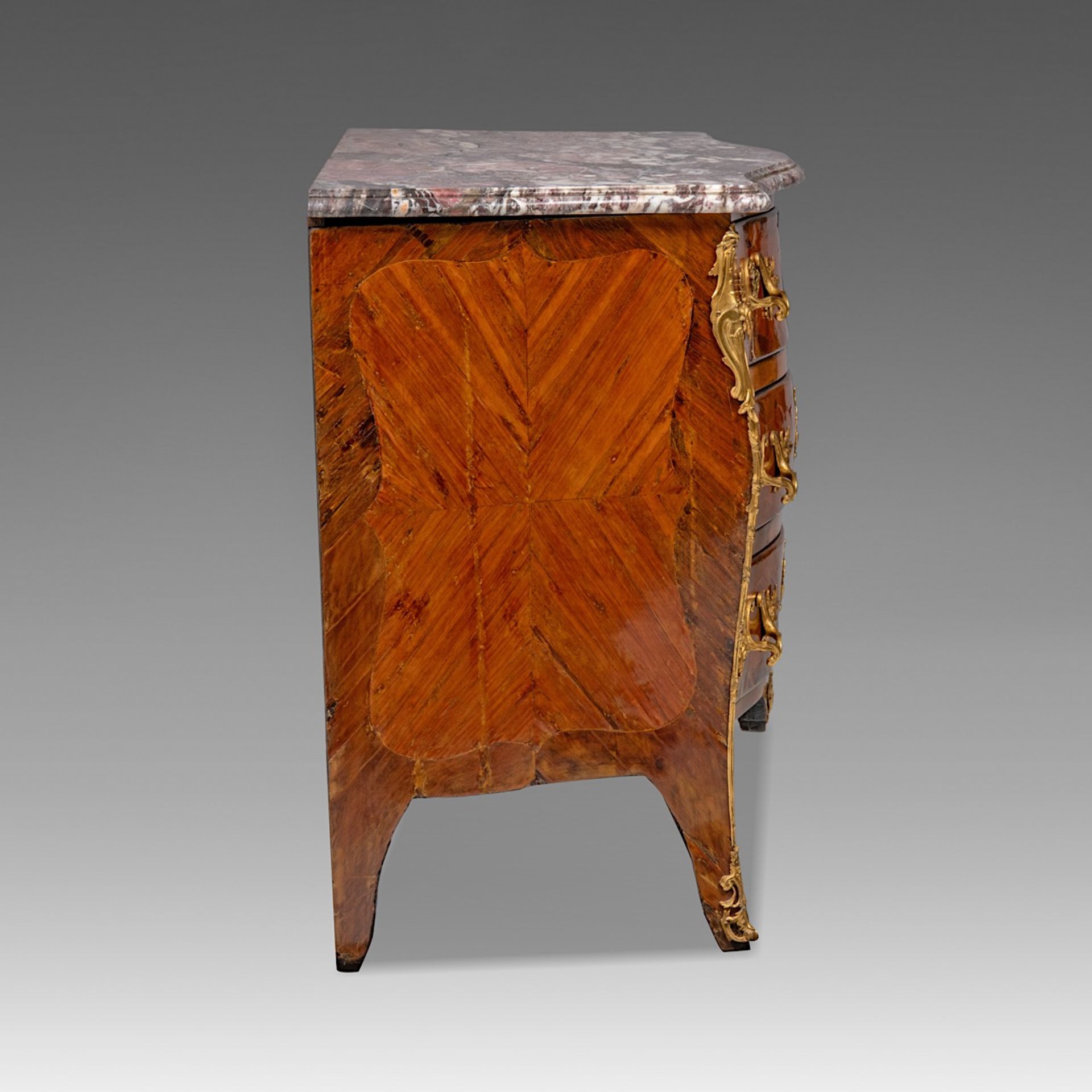 A commode a la Regence with a marble top and gilt bronze mounts, early 18thC, H 88 - W 128 - D 60 cm - Image 9 of 10