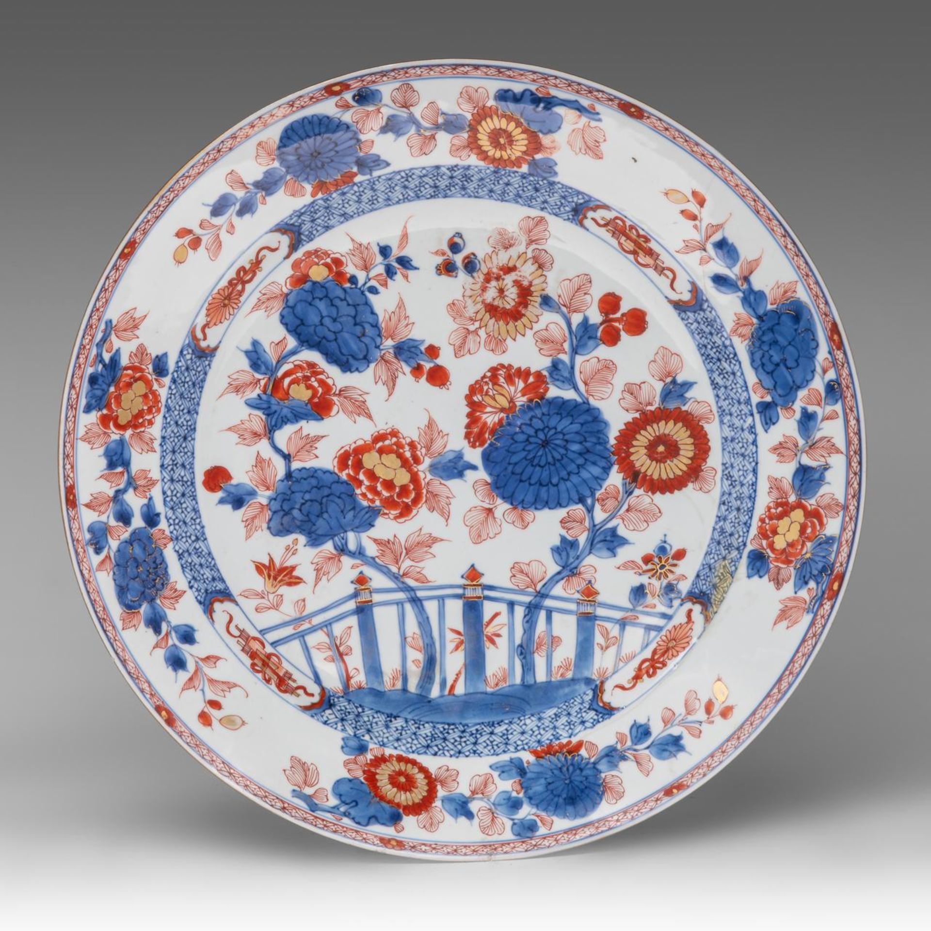 A Chinese Imari 'Flower garden' charger and plate, 18thC, dia 31,5 - 38,5 cm - Bild 2 aus 5