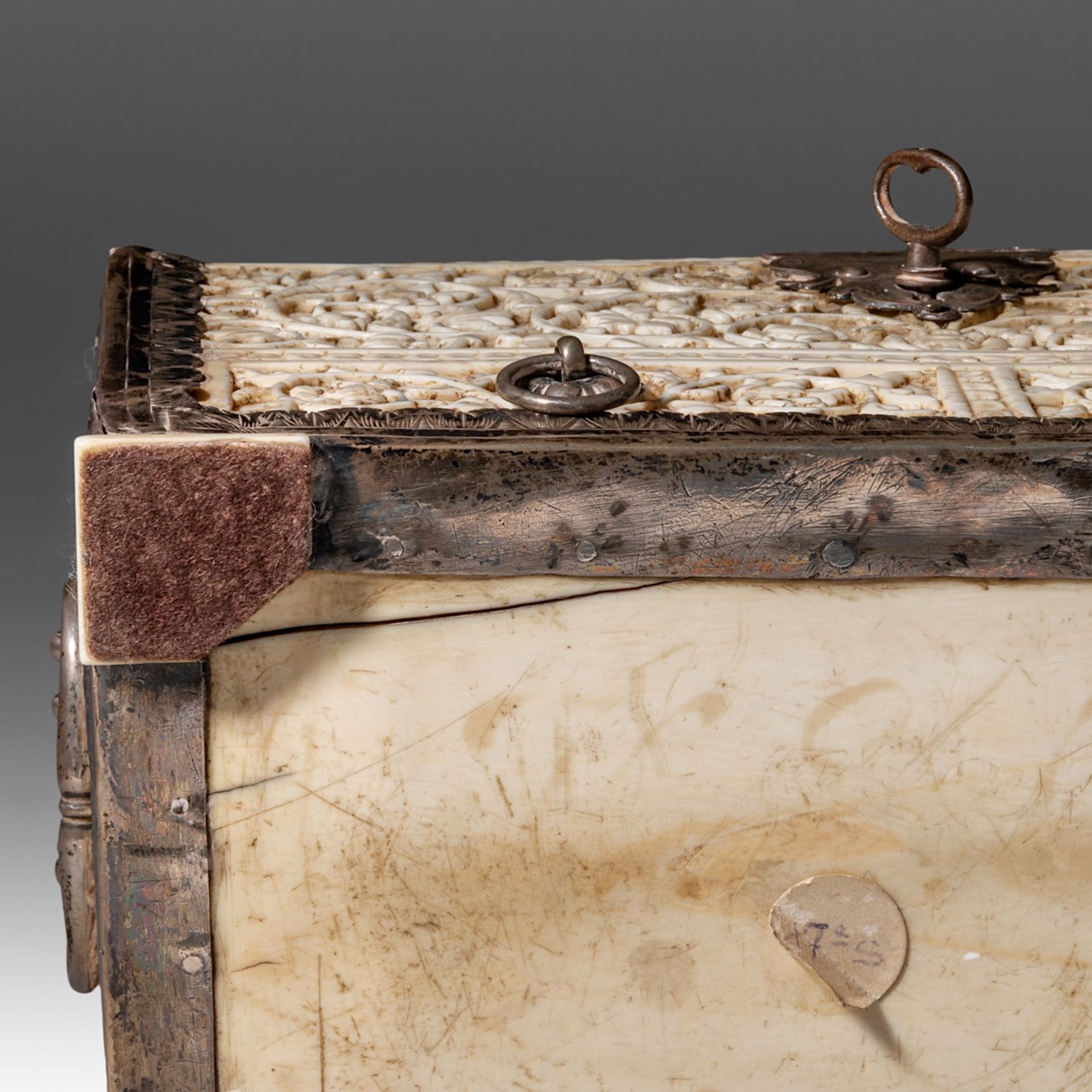 A 17th/18th-century Sinhalese (Sri Lanka) ivory jewelry casket, H 13,5 - W 19,3 - D 10,1 cm / total - Image 9 of 11