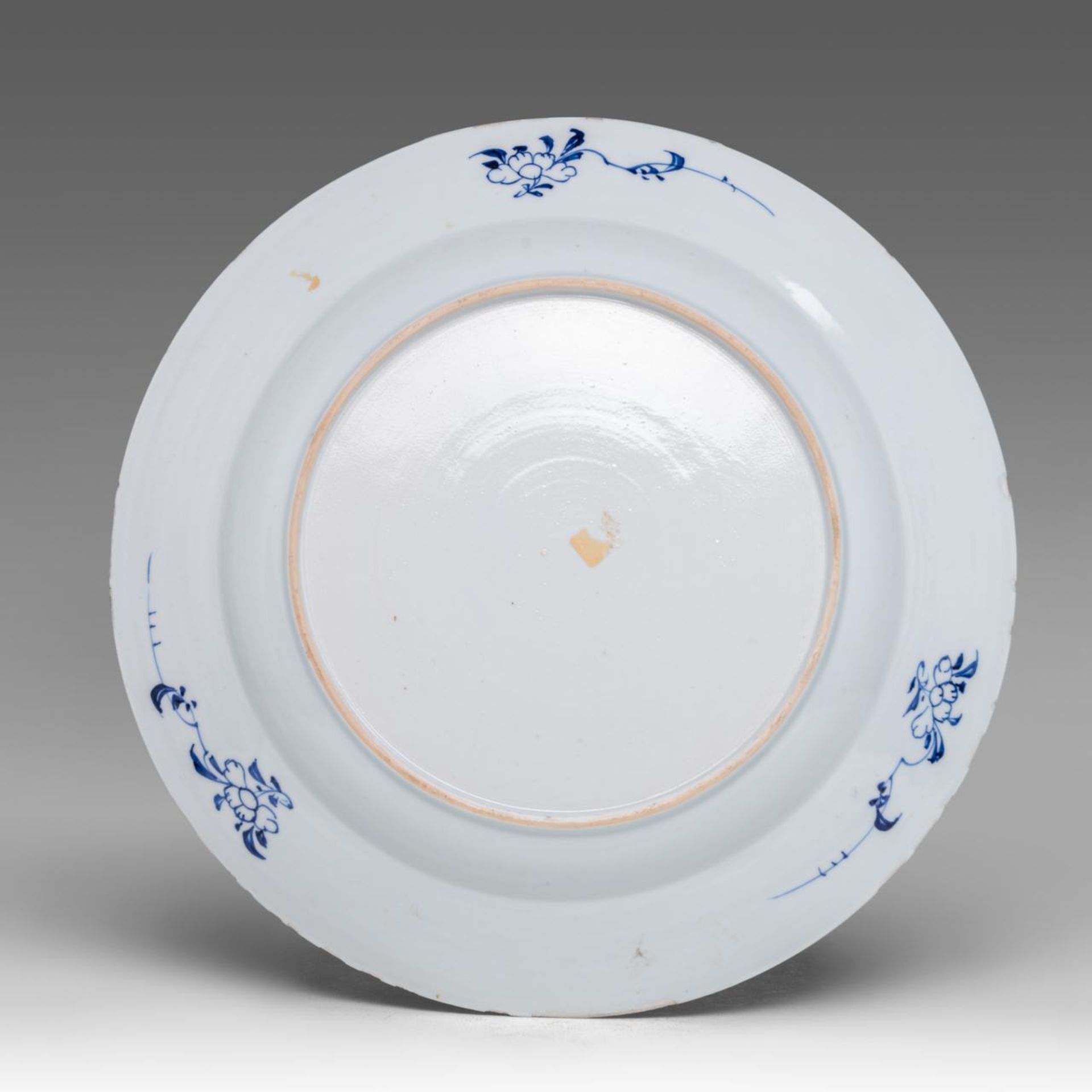 A collection of a Chinese famille rose and two blue and white export porcelain plates, 18thC, dia 27 - Bild 3 aus 9