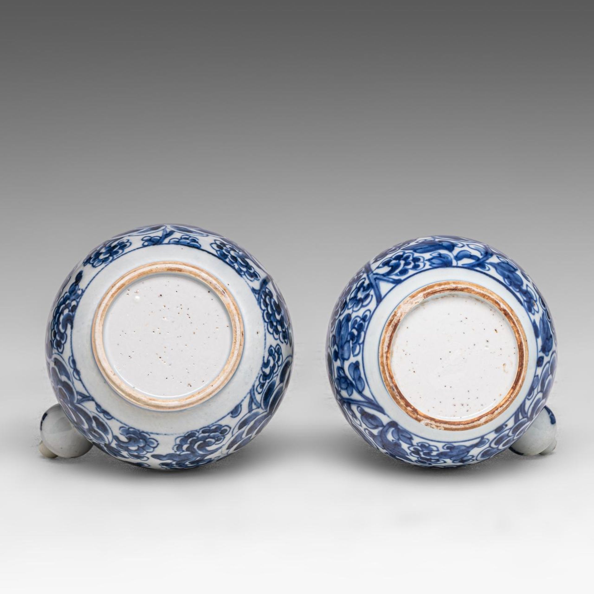 Two Chinese 'Peony scrolls' kendi jugs, Transitional/ Kangxi period, H 20 cm - Image 7 of 7