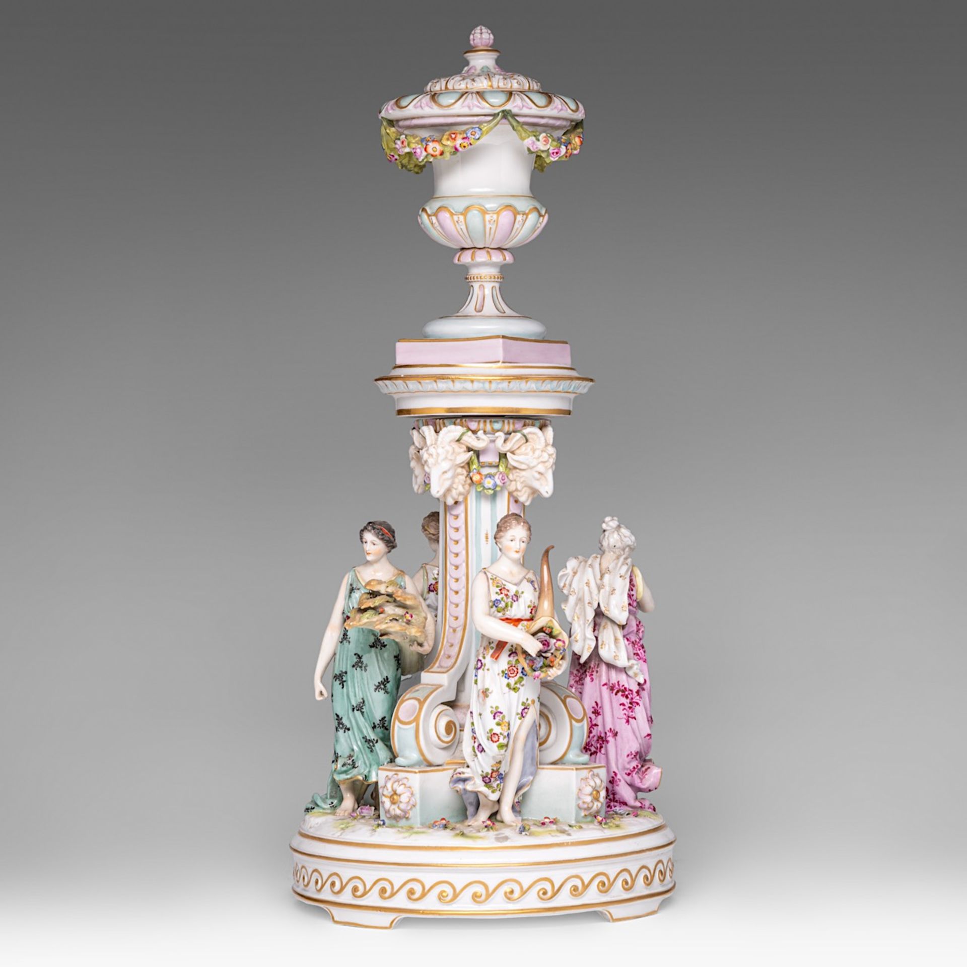A fine polychrome decorated Volkstedt porcelain 'piece de milieu' represening the four seasons, mark - Bild 2 aus 8