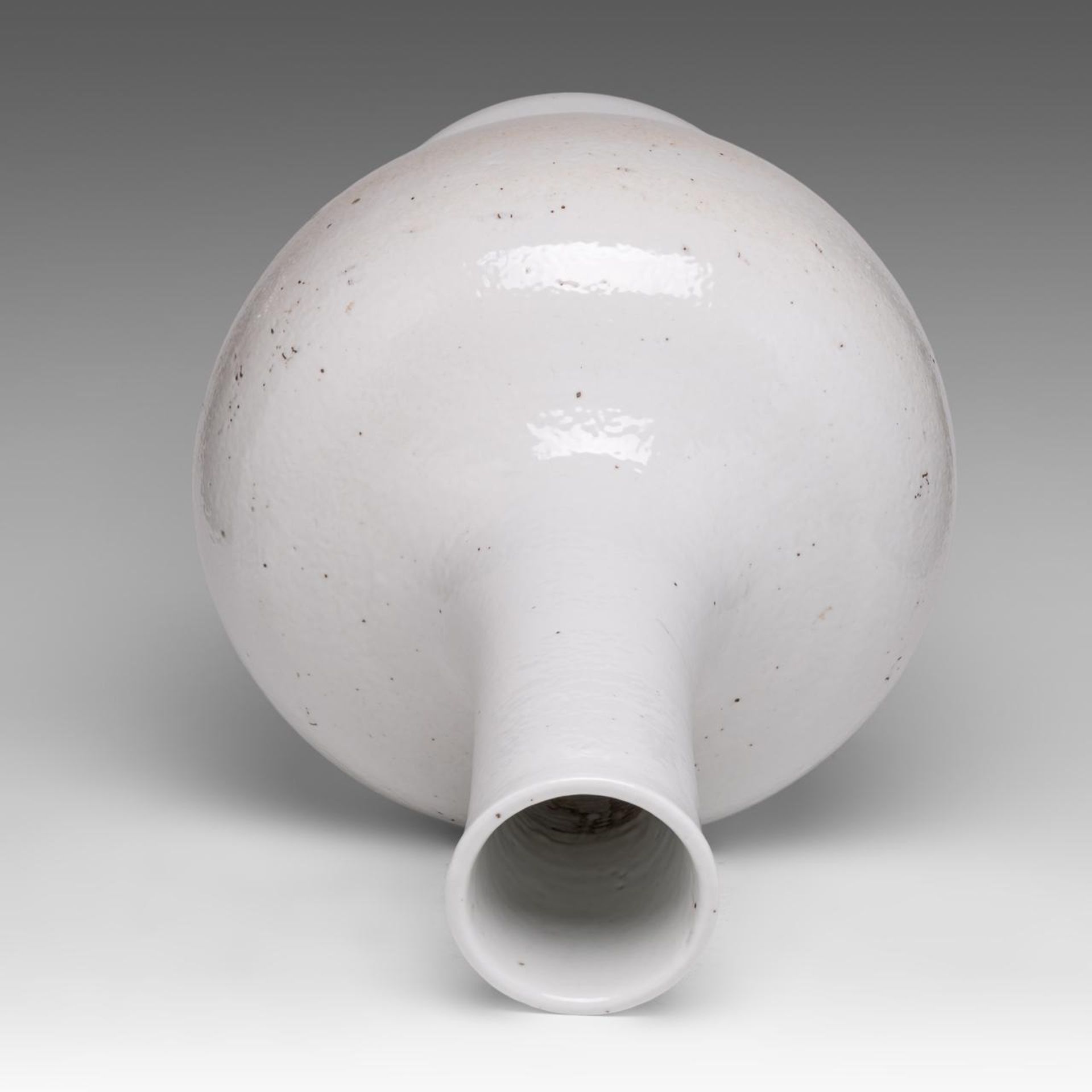 An impressive Chinese white porcelain bottle vase, Ming or later, H 57 cm - Bild 5 aus 6