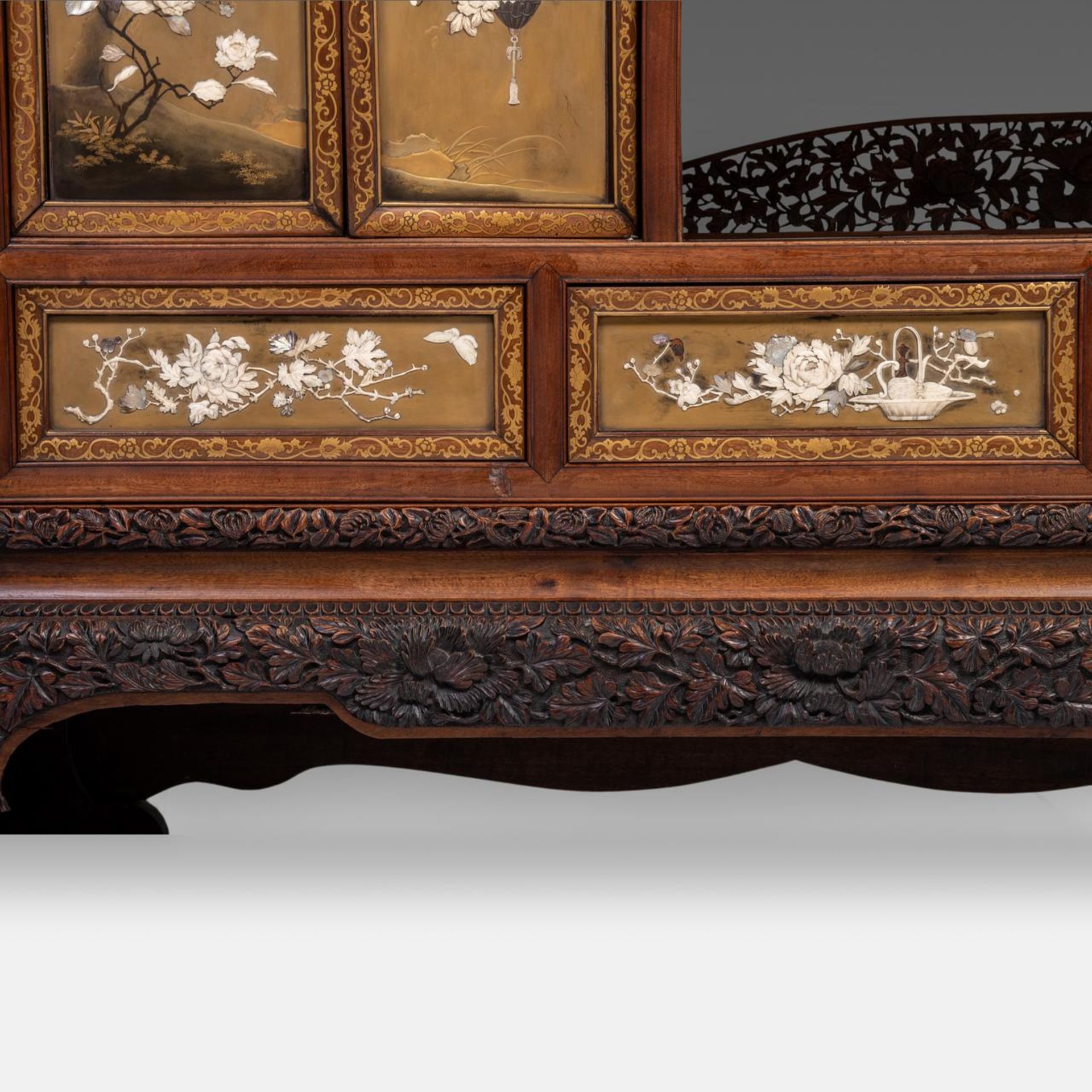 A Japanese Meiji Shodona, with exotic hardwood, gold lacquer and Shibayama inlay, H 231 - W 145 - D - Bild 12 aus 13
