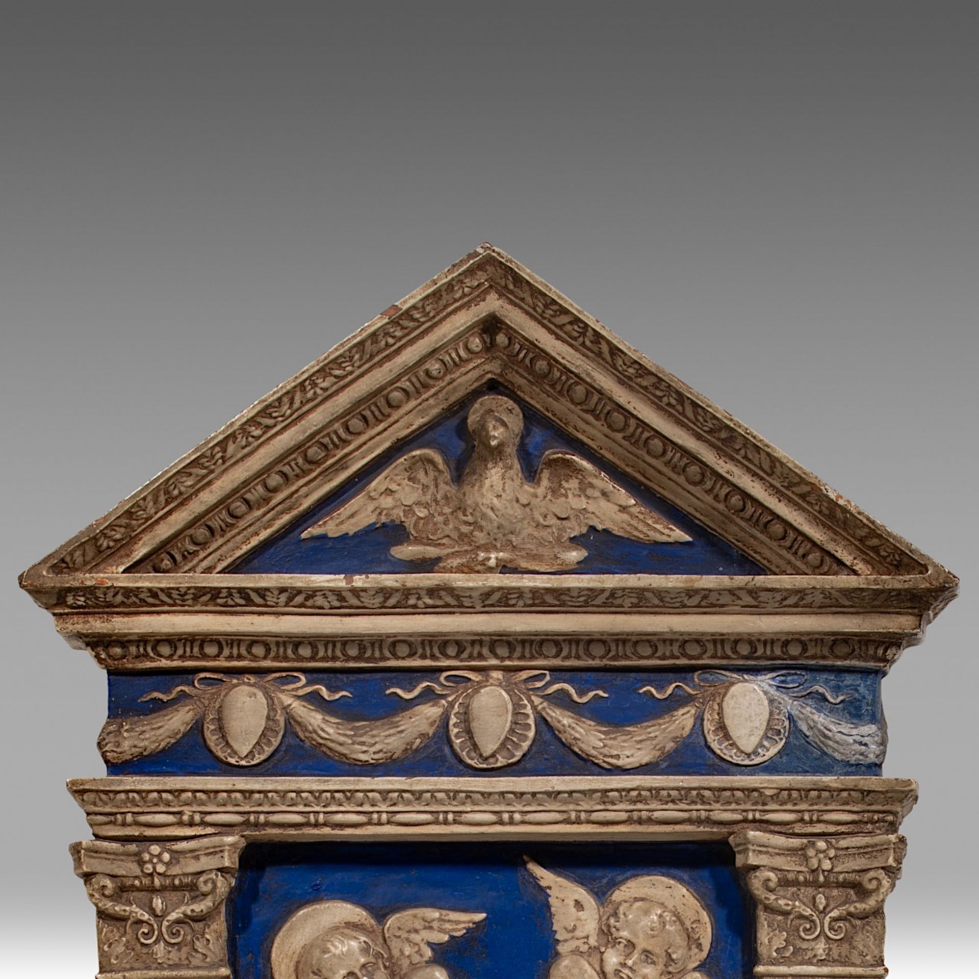 A blue and white glazed terracotta relief of the Virgin and Child in the Della Robbia manner or a fo - Bild 6 aus 6