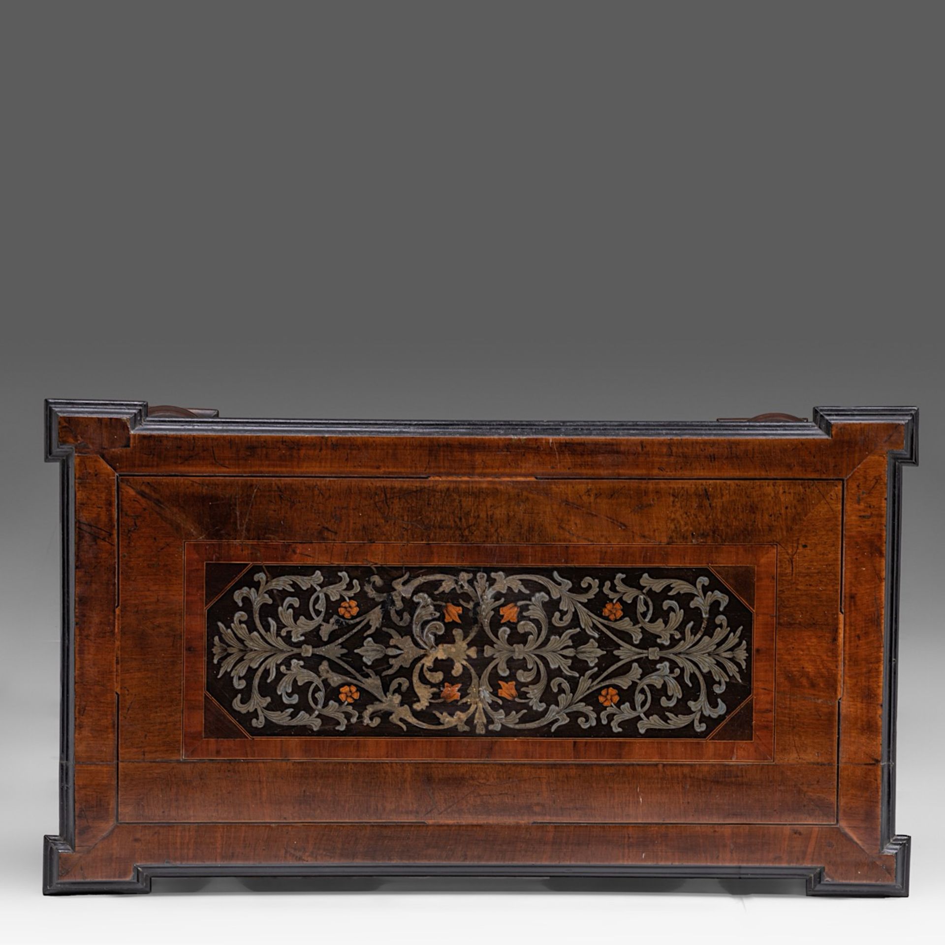 A fine Baroque rosewood and mahogany veneered centre table, 17thC, H 80 - W 105 - D 60 cm - Image 6 of 7