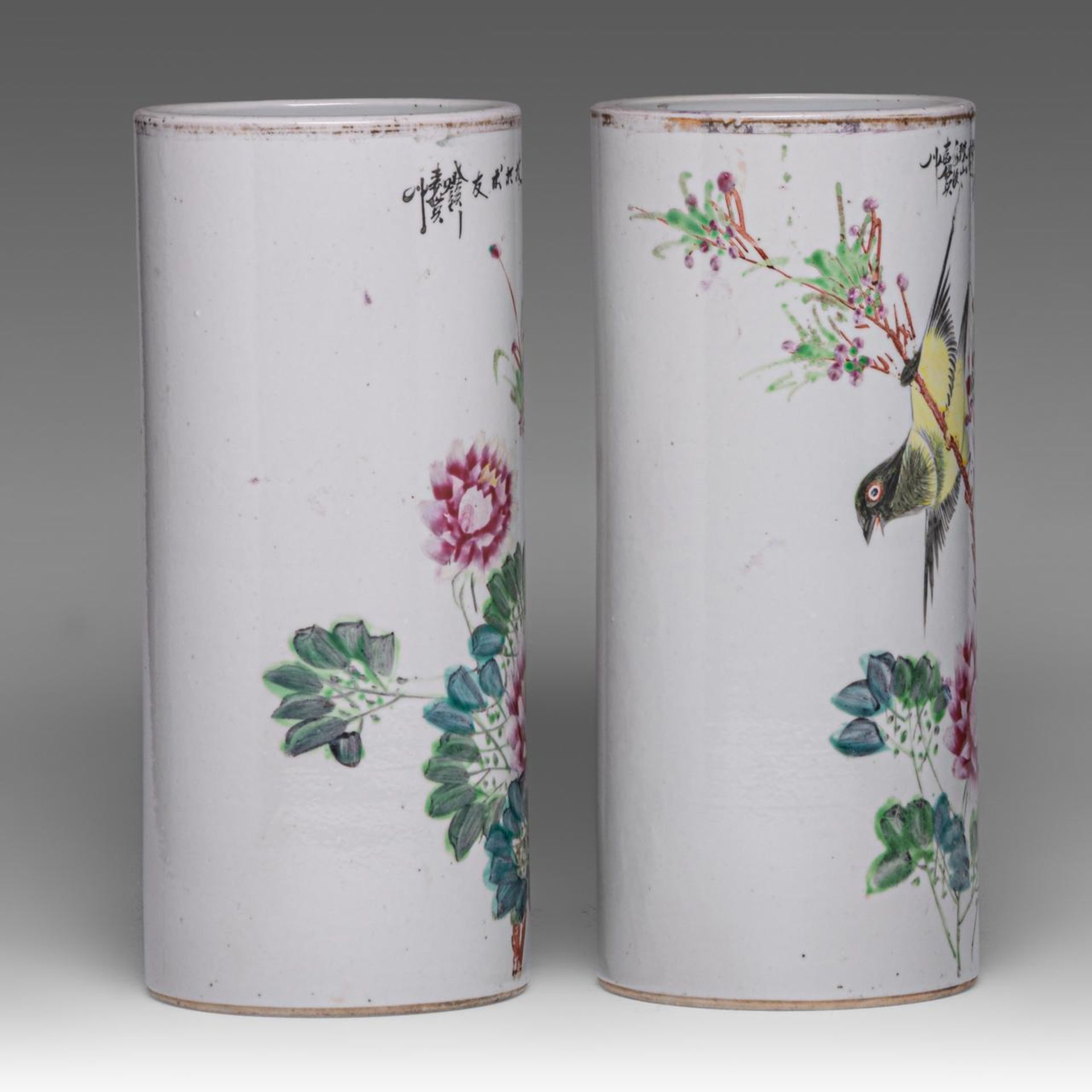 A small collection of Chinese famille rose ware, late 19thC, tallest H 31,7 cm - Bild 11 aus 13