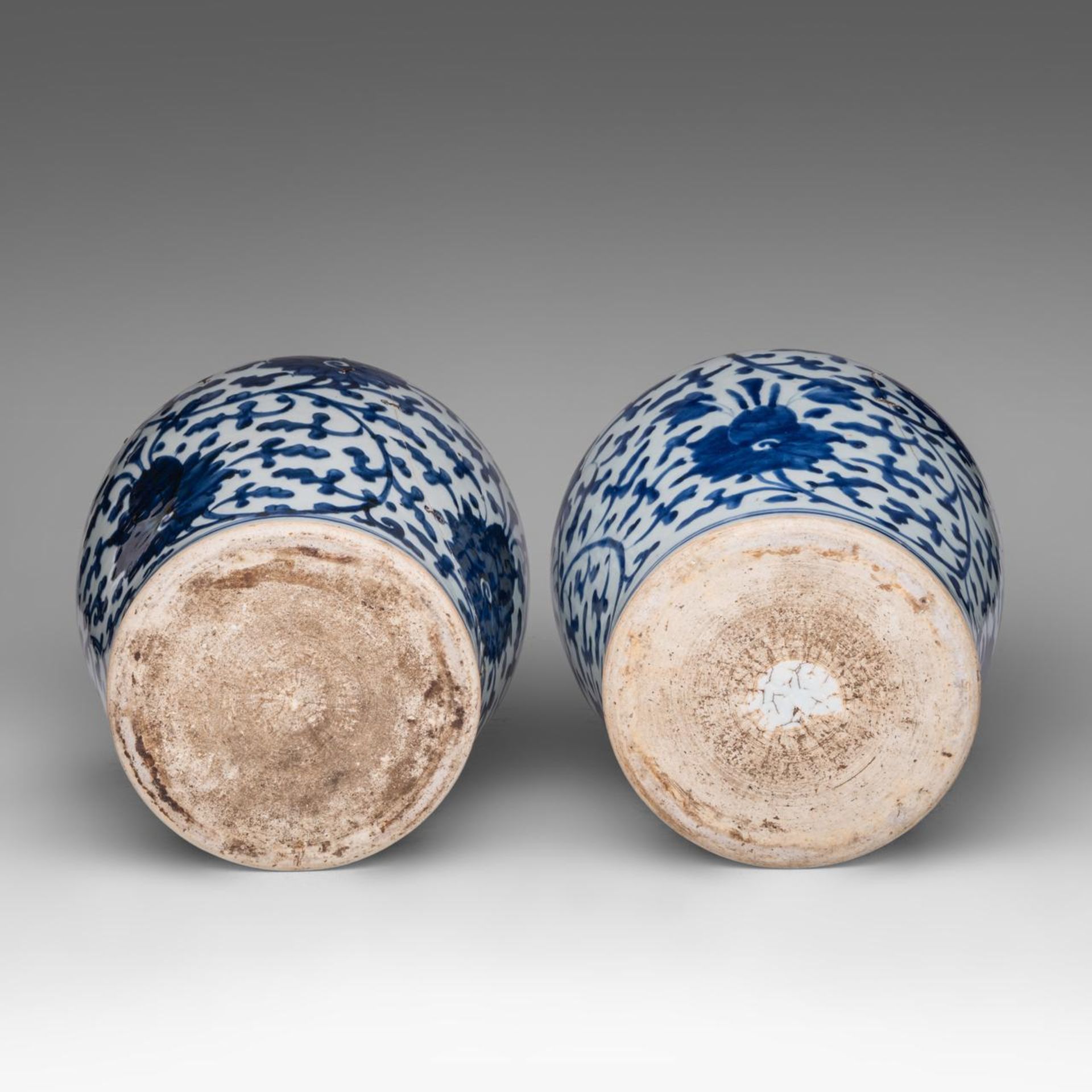 A pair of Chinese blue and white 'Scrolling Lotus' baluster vases and covers, early Qing, H 37 cm - Image 6 of 8
