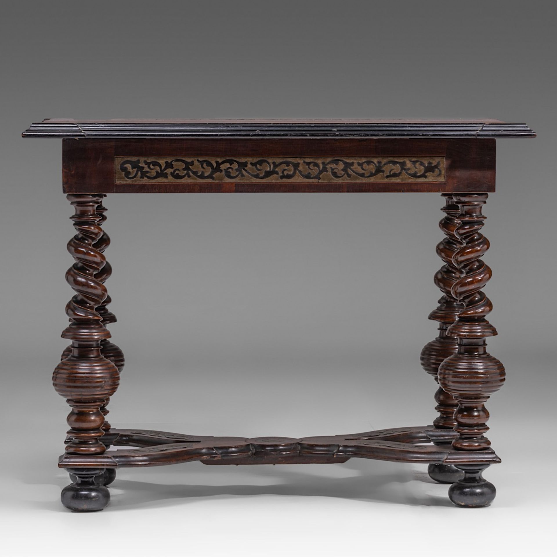 A fine Baroque rosewood and mahogany veneered centre table, 17thC, H 80 - W 105 - D 60 cm - Image 4 of 7