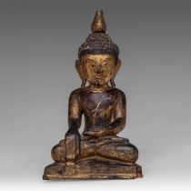 A Burmese gilt lacquered wooden Buddha, 19thC, H 26,5 cm