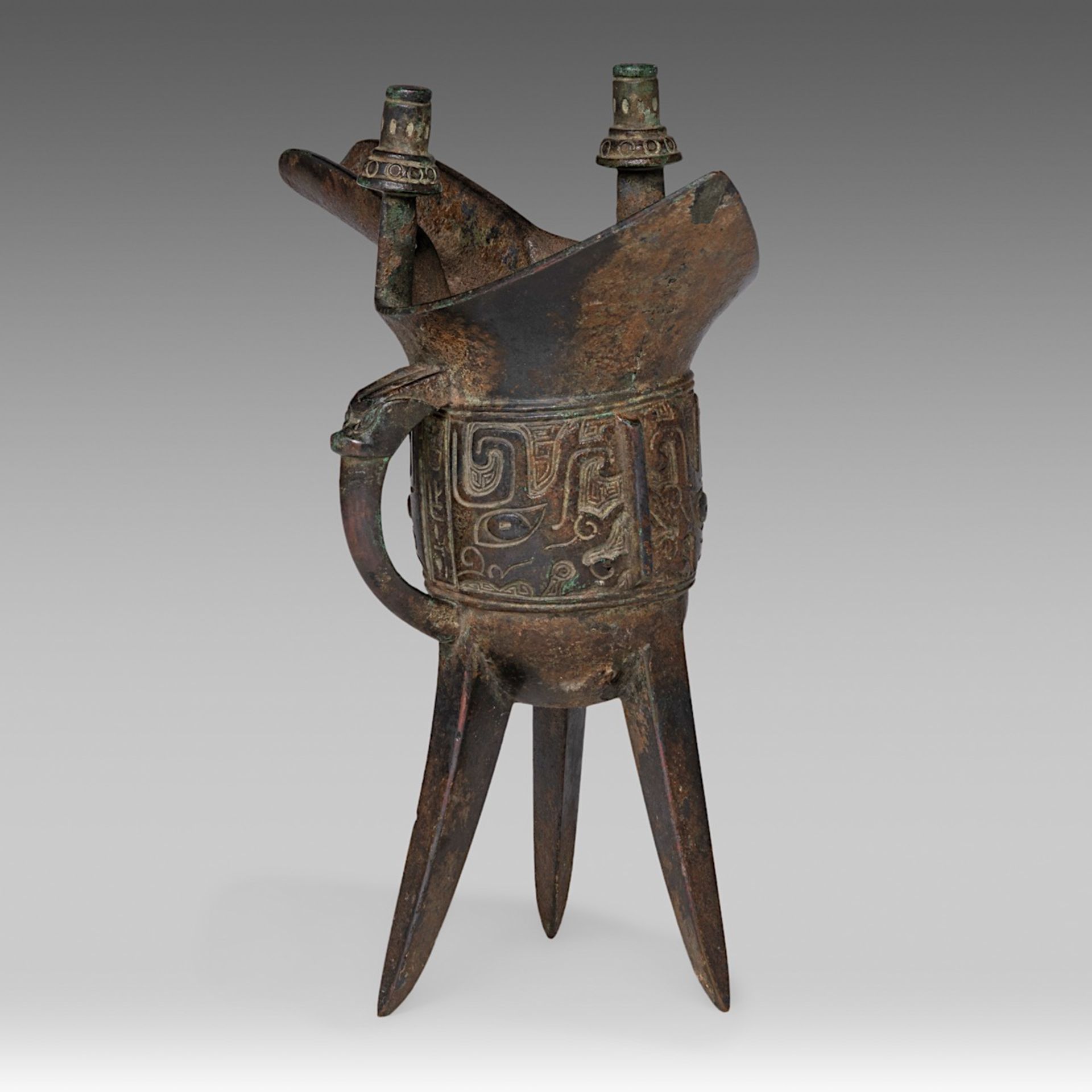 A Chinese archaistic ritual bronze 'Jue' vessel, Ming dynasty, H 19,2 - L 17,3 cm - Image 4 of 7