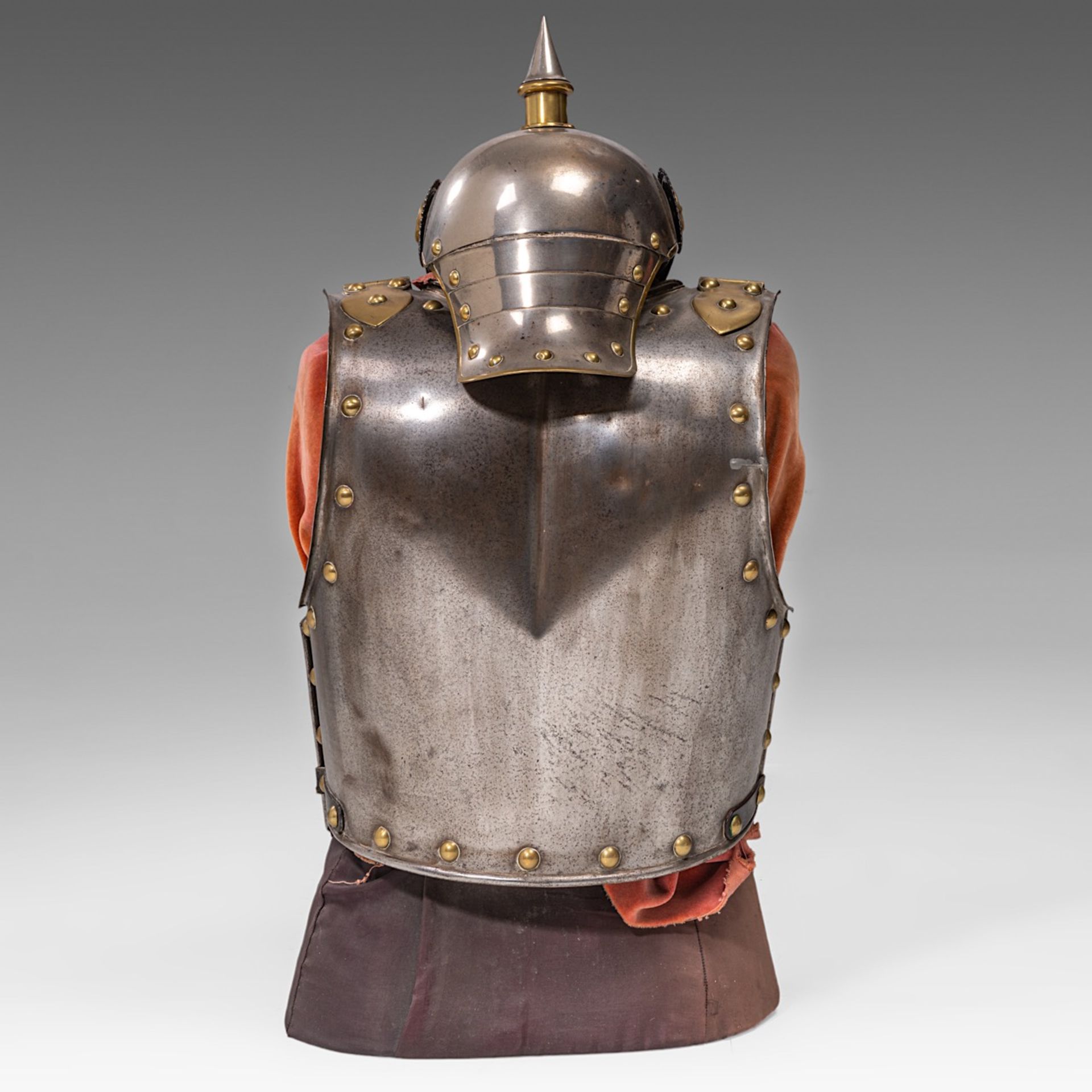 Cuirass and helmet, metal and gilded brass, 19thC., 68 x 30 x 36 cm. (26.7 x 11.8 x 14.1 in.) - Image 5 of 8