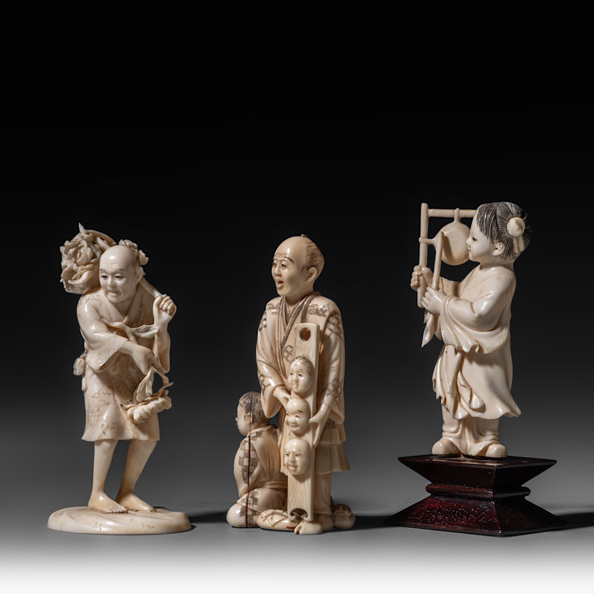 Two Japanese Meiji period ivory okimono; added a ditto Republic period Chinese figure; one okimono r - Bild 2 aus 7