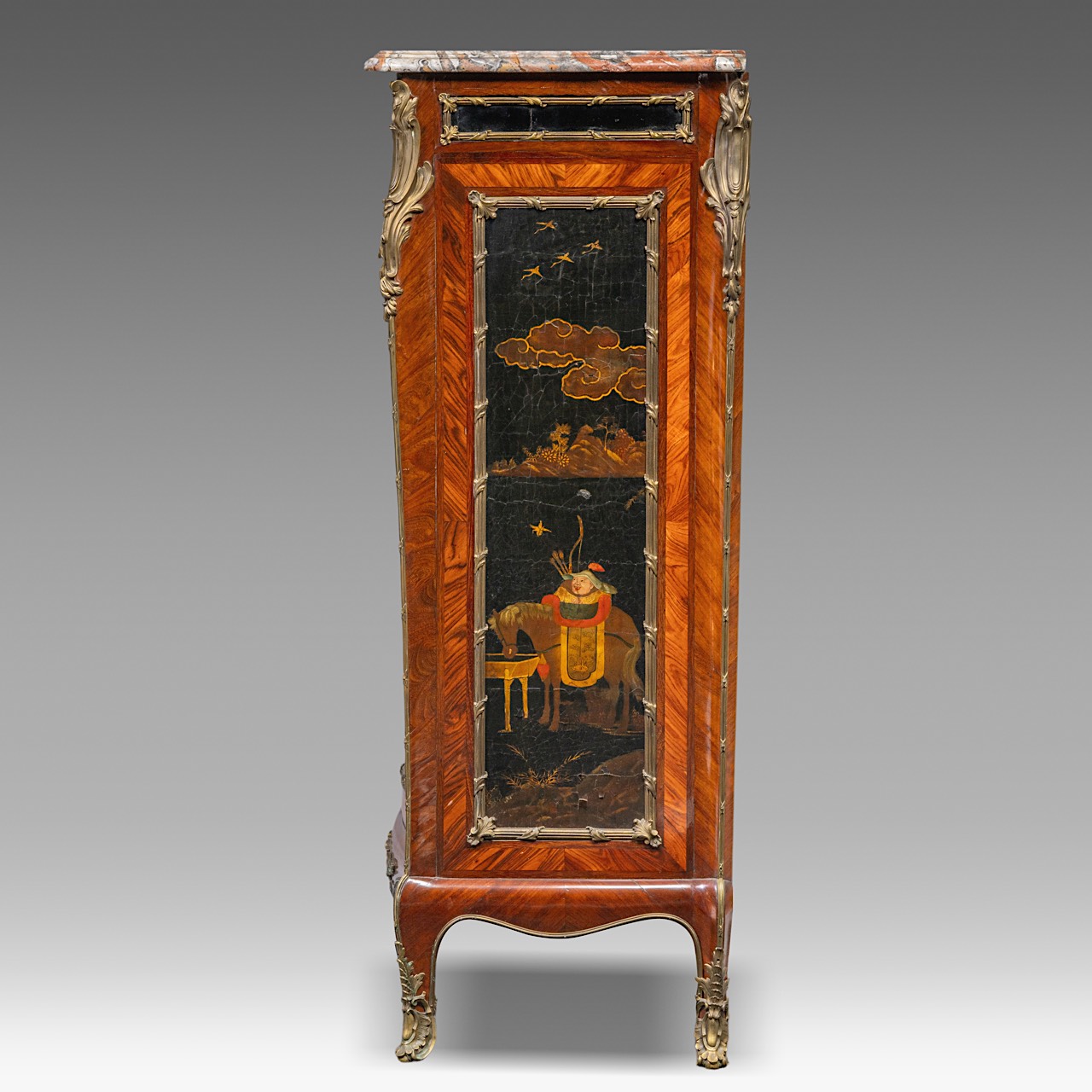 A marble-topped Louis XV (1723-1774) chinoiserie lacquered cabinet, H0125 cm - W 92 cm - D 47,5 cm - Image 4 of 8