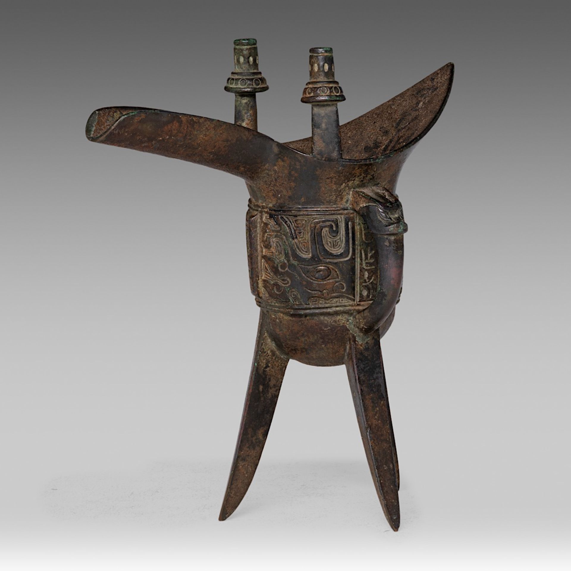 A Chinese archaistic ritual bronze 'Jue' vessel, Ming dynasty, H 19,2 - L 17,3 cm - Image 3 of 7