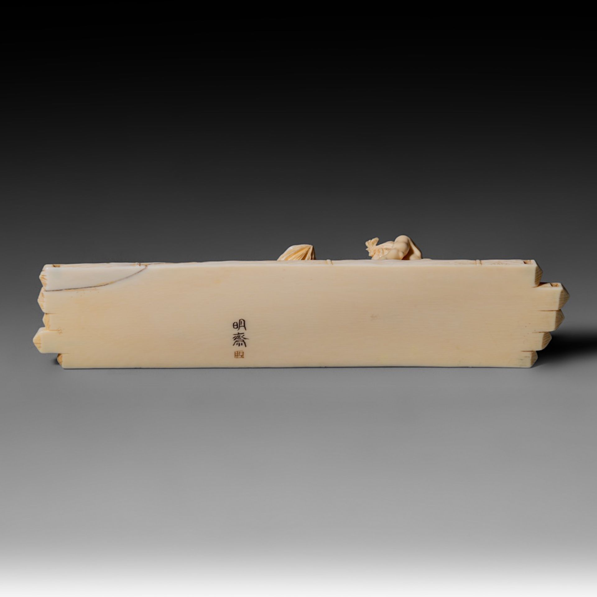 Two Japanese Meiji-period (1868-1912) ivory okimono; one depicts a man rowing a raft while a child s - Bild 11 aus 19