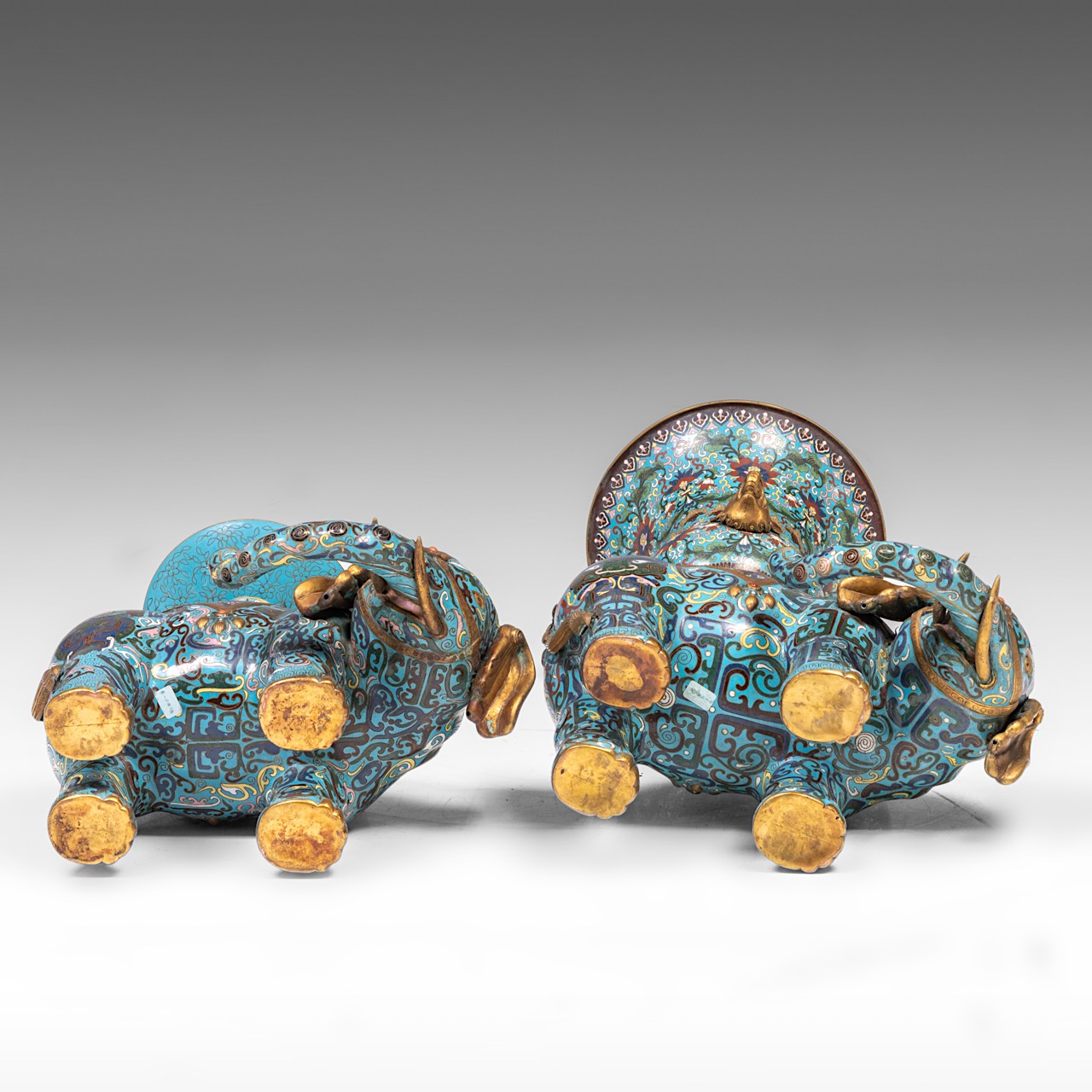 A Chinese five-piece semi-precious stone inlaid cloisonne garniture, late Qing/20thC, tallest H 58 - - Image 16 of 24