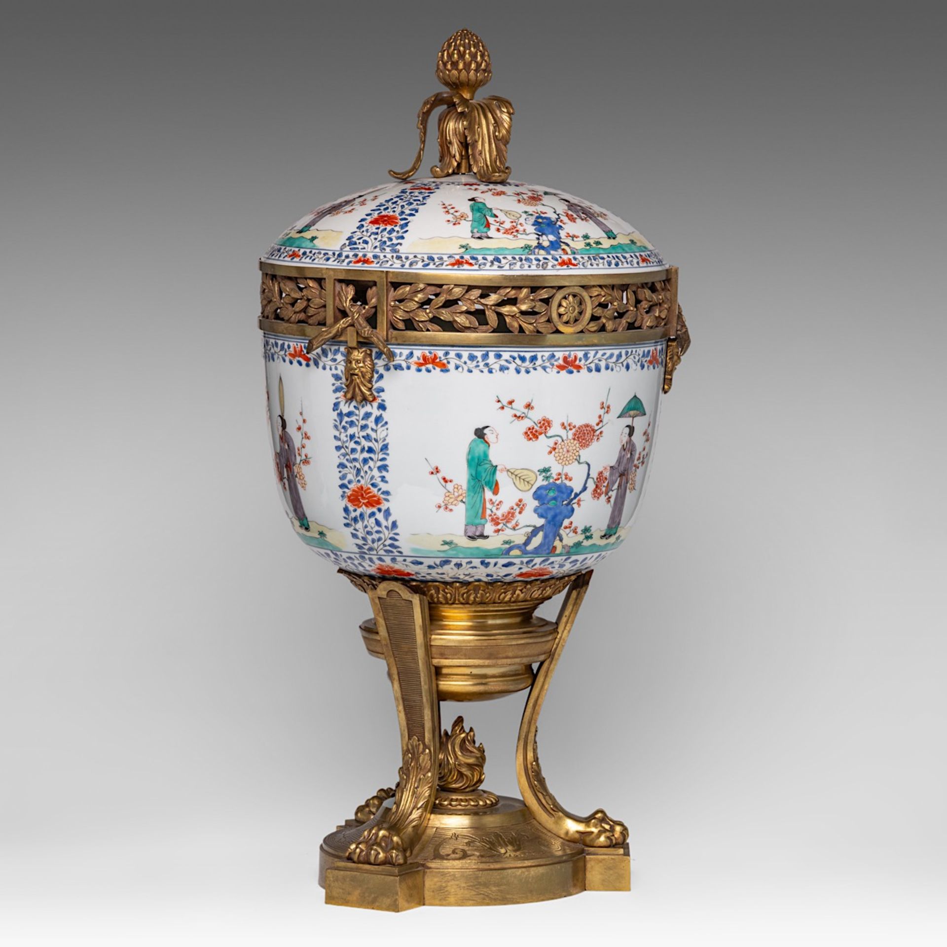 A Kakiemon-style tureen and cover, impressively mounted, late 18thC, total H 66 cm - Image 4 of 9