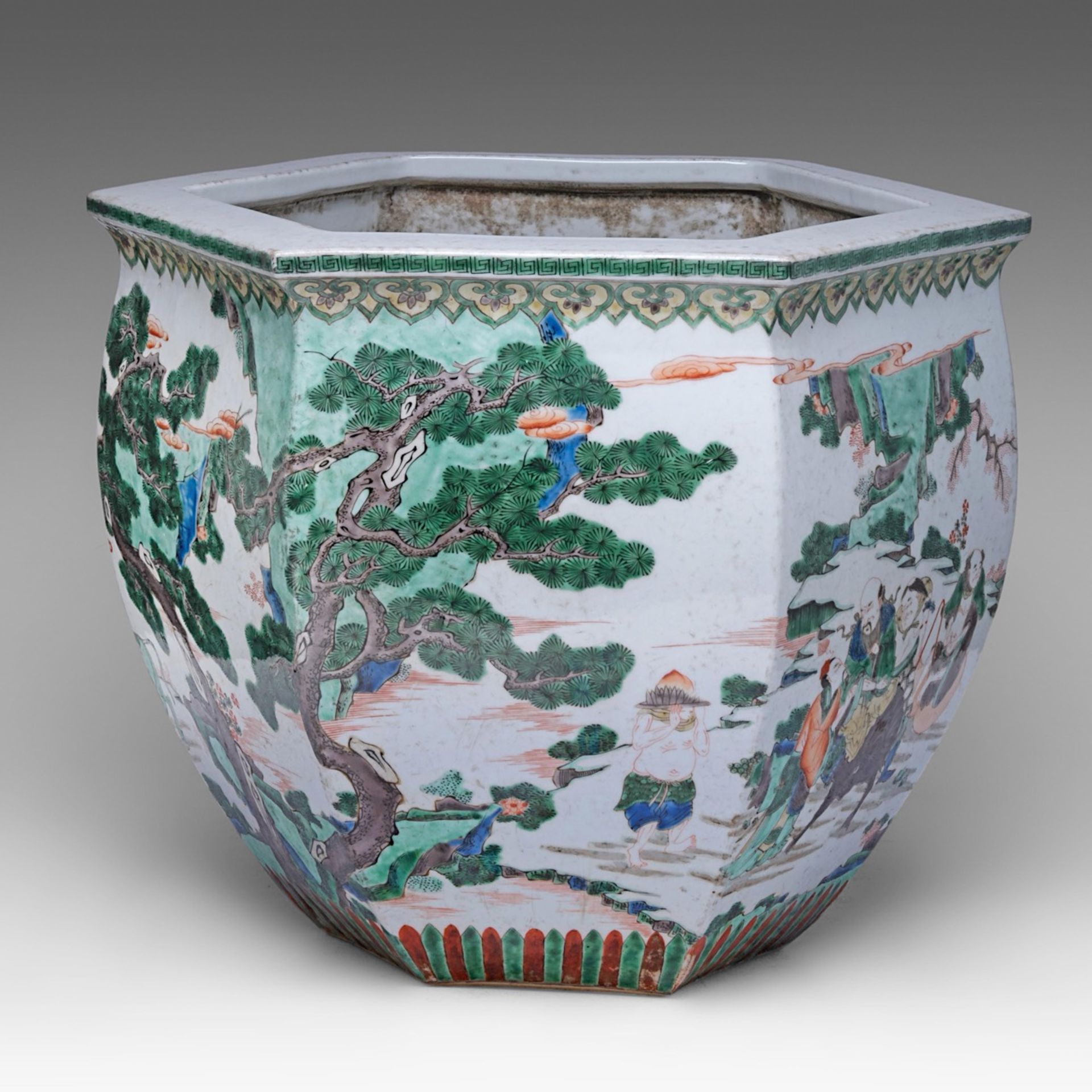 A Chinese famille verte 'Immortals' hexagonal jardiniere, Republic period/ 20thC, H 37 - W 46 cm - Image 3 of 6