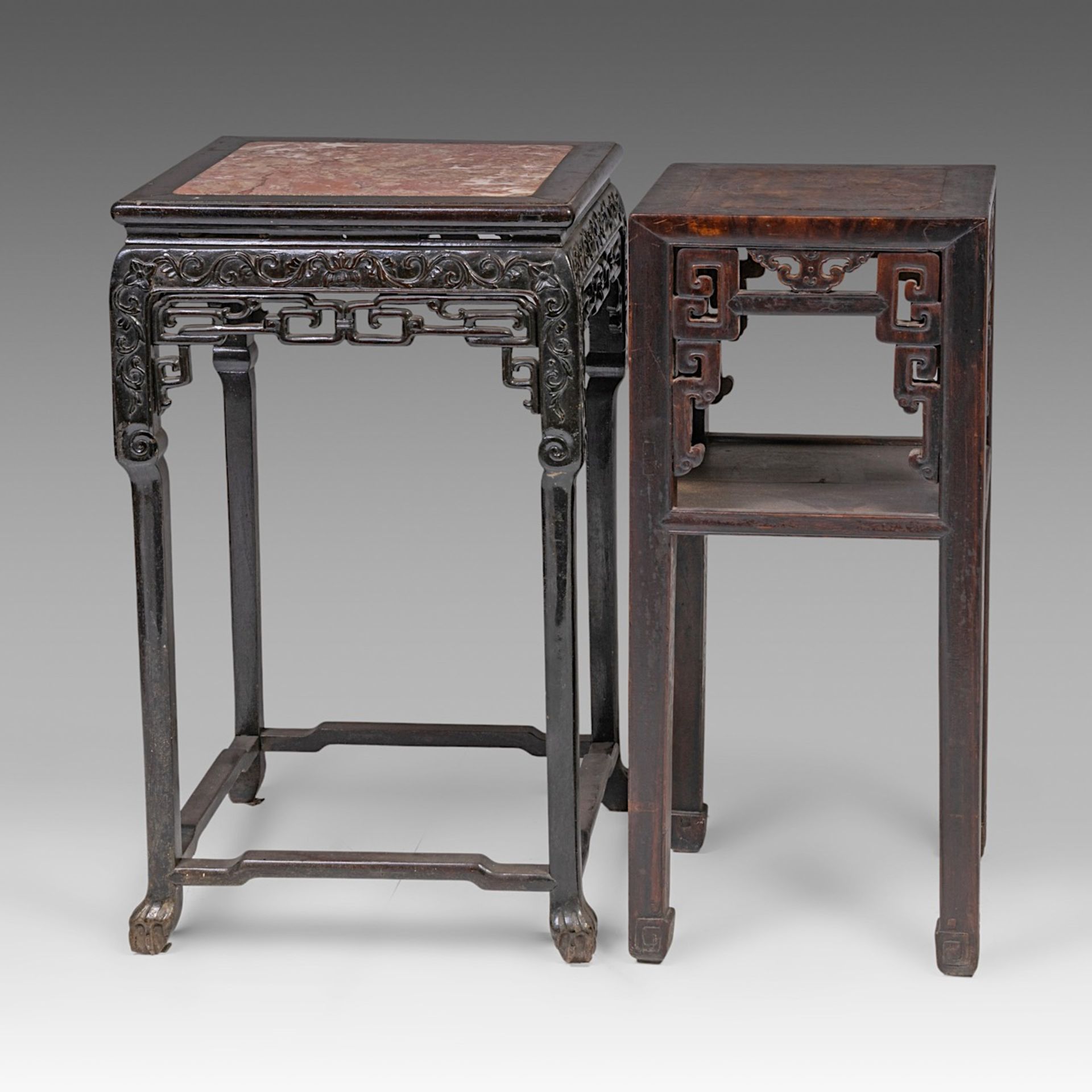 Two South-Chinese carved hardwood bases, one with a marble top, late Qing, largest H 82 - 48 x 48 cm - Bild 5 aus 7