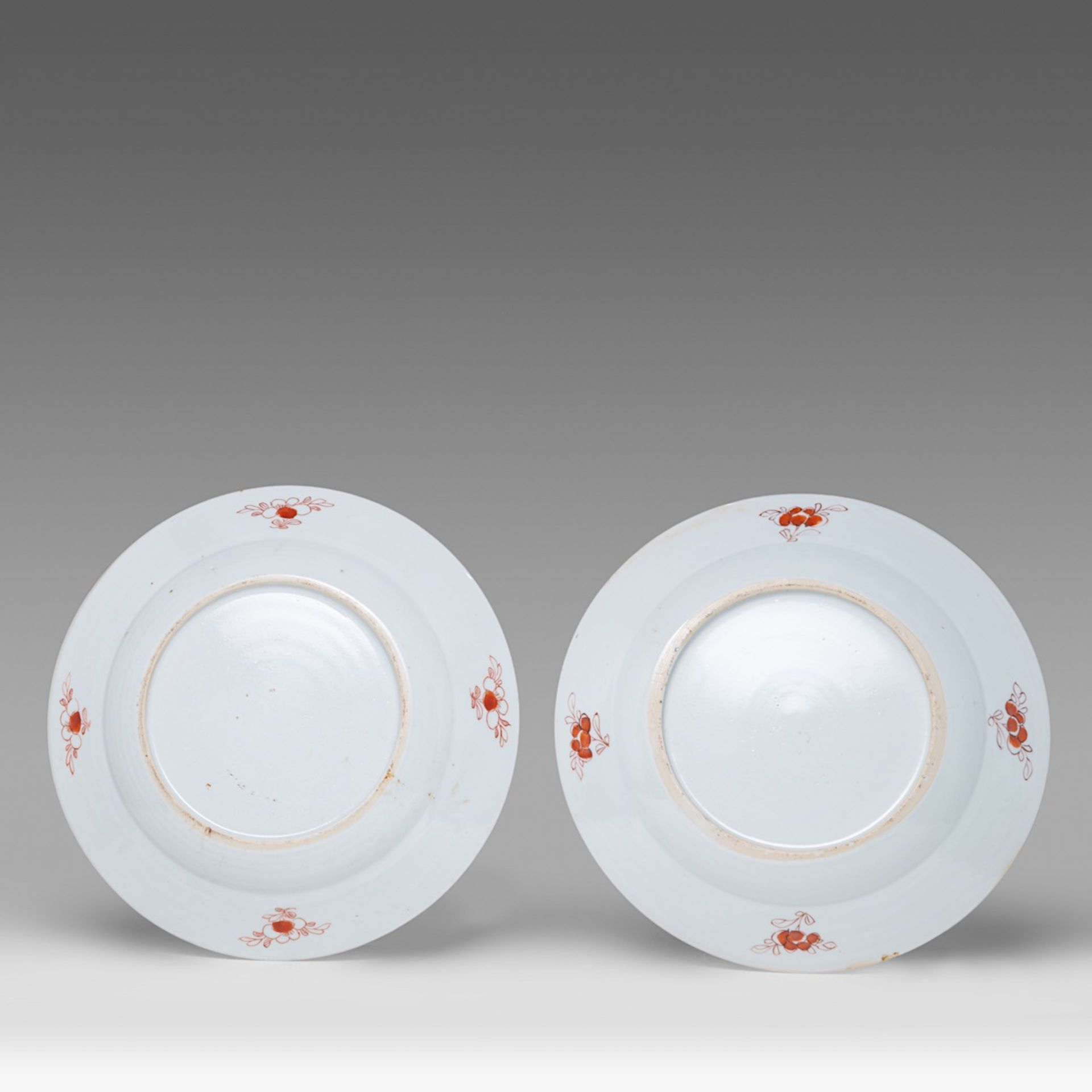 A similar pair of Chinese famille rose 'Pronk' type dishes, Qianlong period, dia 25,5 cm - Bild 2 aus 2