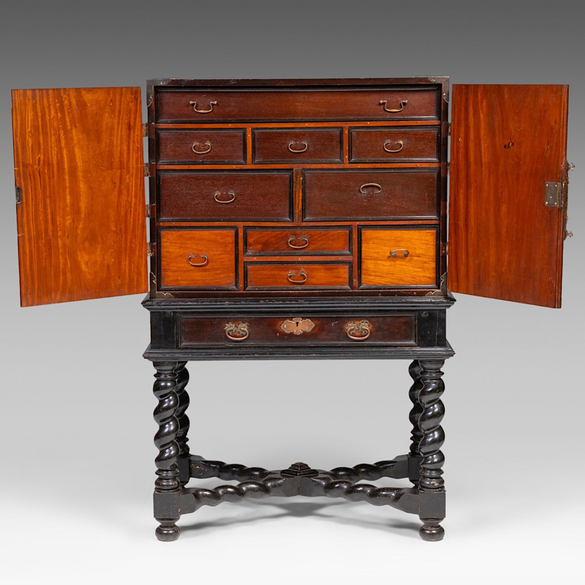 An anglo-colonial hardwood cabinet on stand, 20thC, H 144 cm - W 95,5 cm - D 54 cm - Bild 3 aus 6
