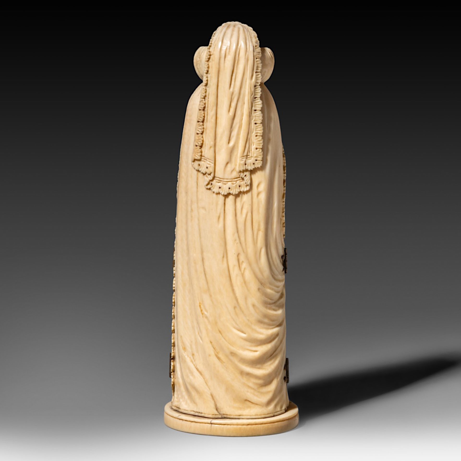 An ivory triptych sculpture of probably Mary Queen of Scots, French, 19thC, H 20 cm - 447 g (+) - Bild 5 aus 12