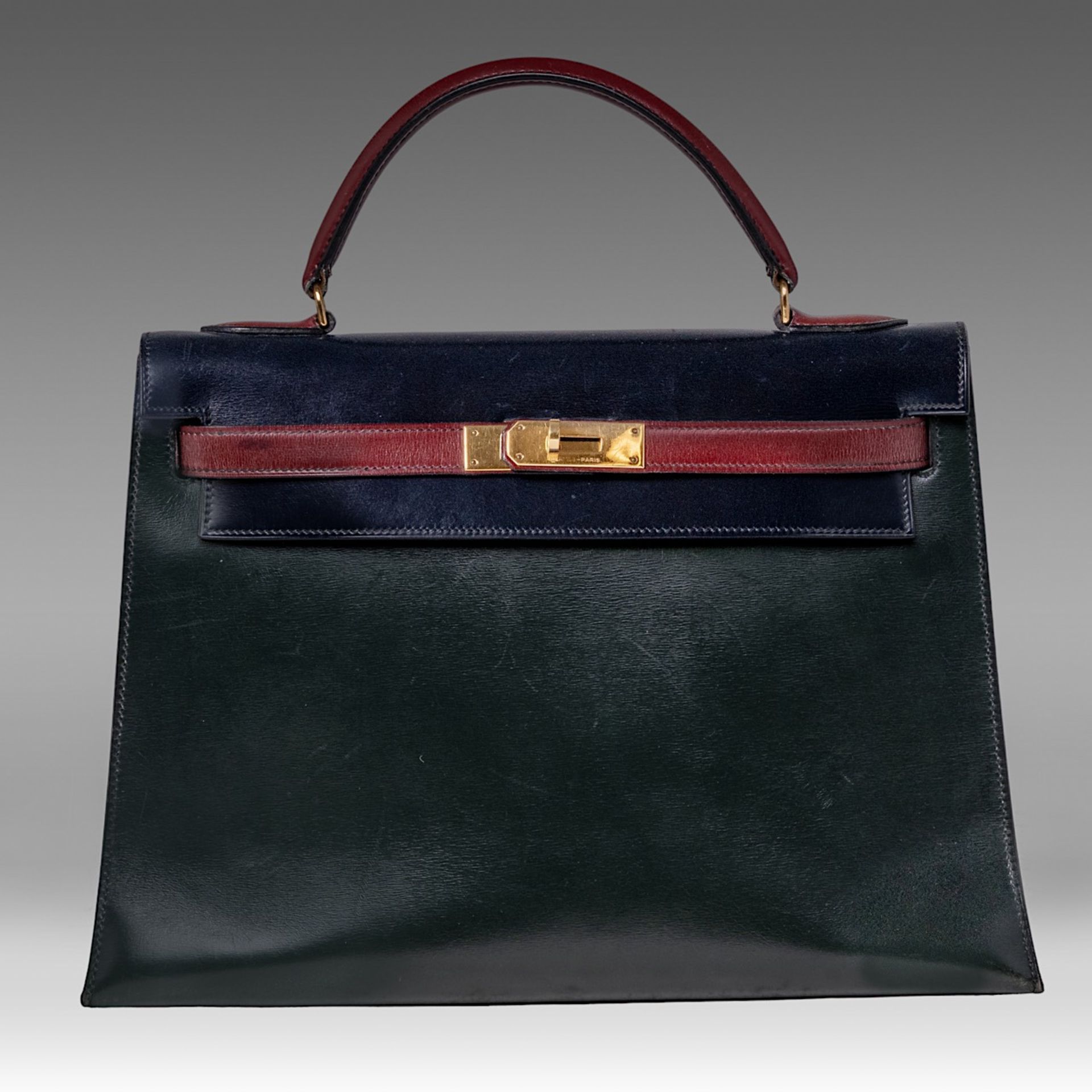 A vintage Hermes 'Kelly' 32 handbag, in rouge vif/vert fonce/bleu indigo box calfskin, with gilt met - Bild 3 aus 7