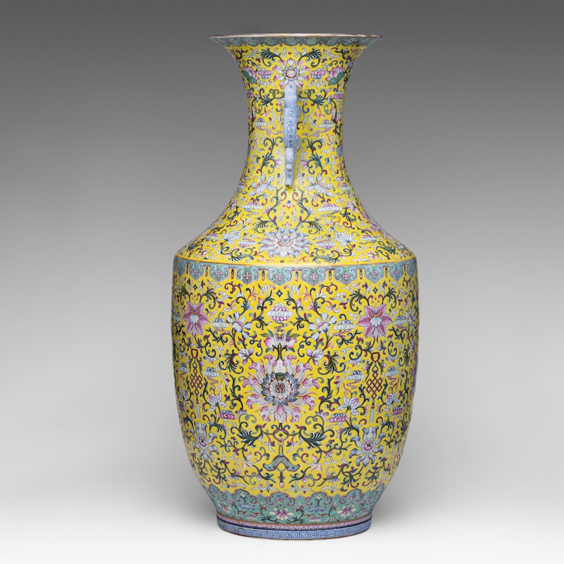 An imposing Chinese famille jaune 'Scrolling Lotus' vase, paired with dragon handles, late 19thC, H - Bild 4 aus 6