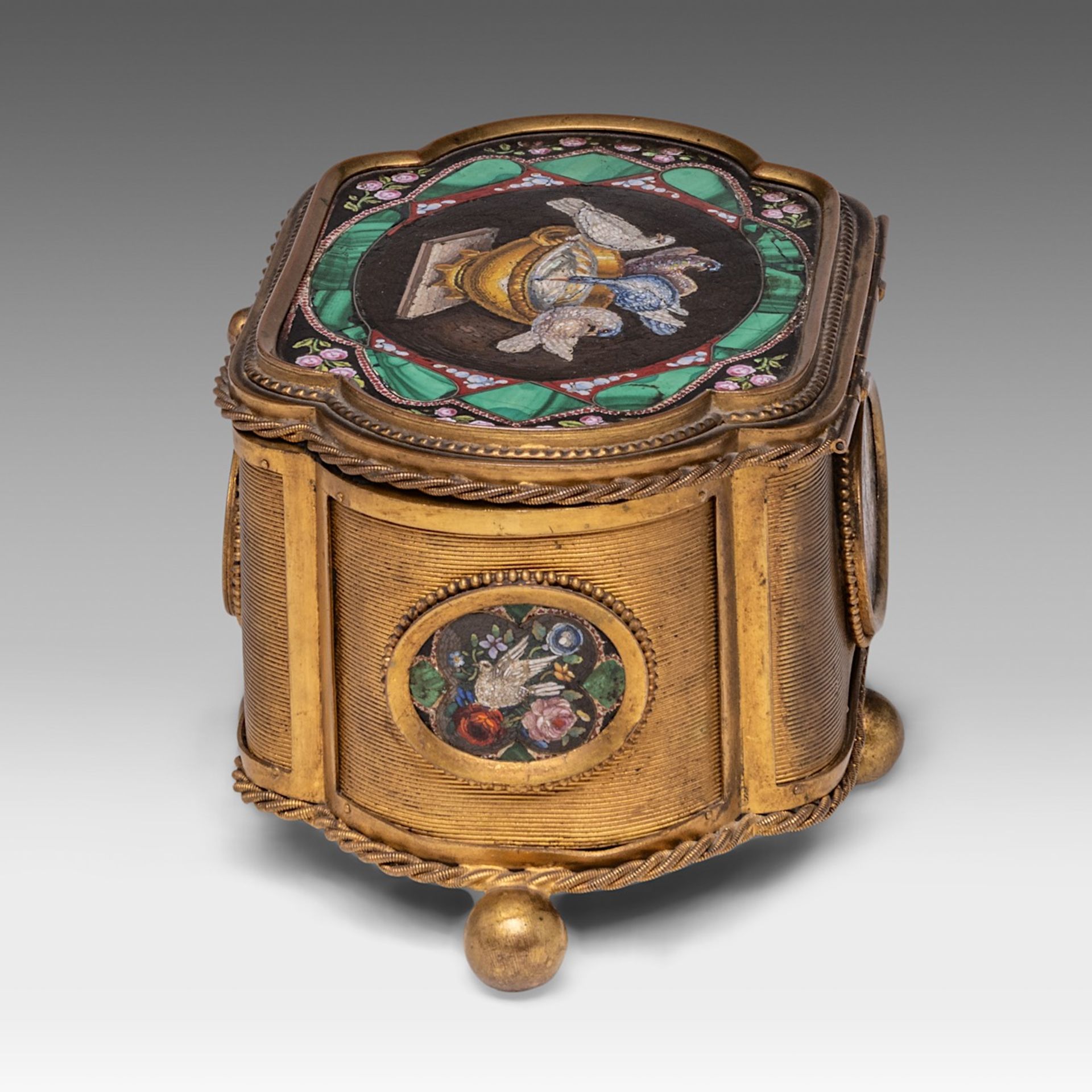 A Grand Tour Italian gilt metal and micro-mosaic jewellery casket, marked Guttin 7.5 x 14 x 9 cm. (2 - Bild 3 aus 7