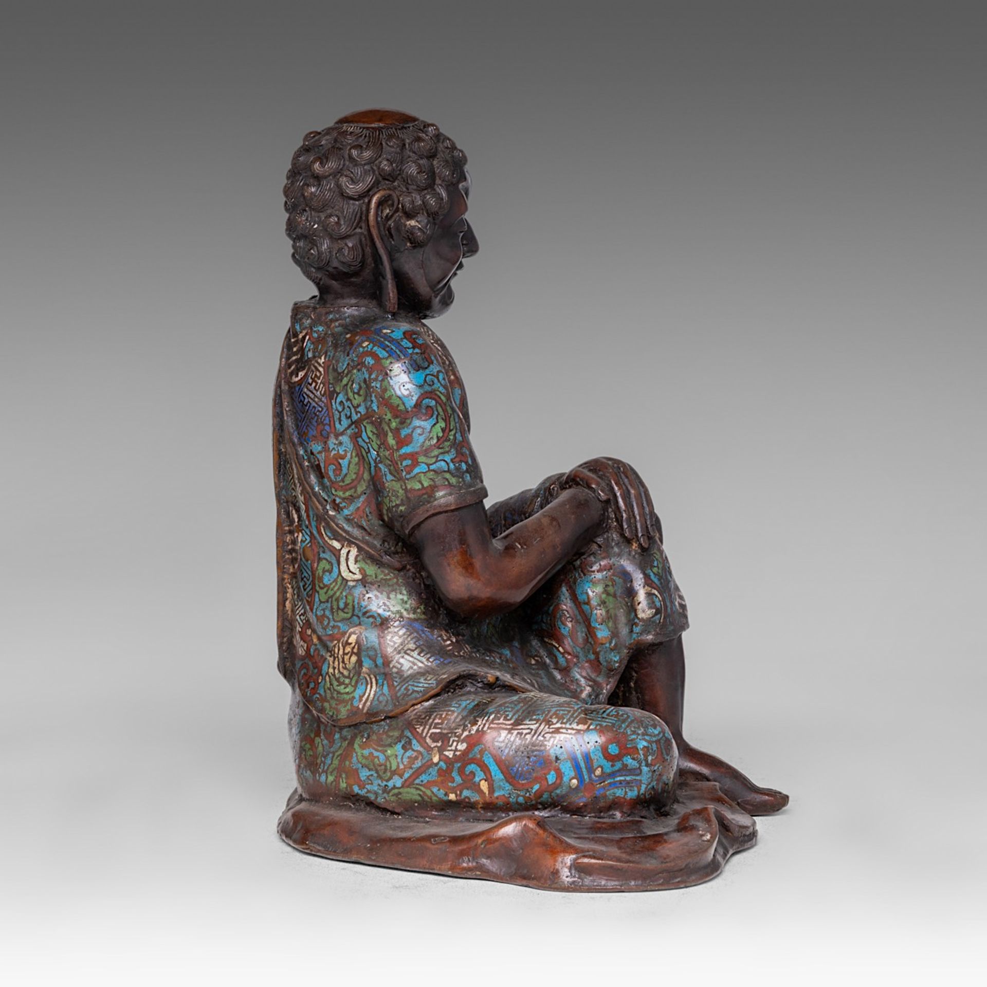 A Japanese champleve enamelled bronze figure of fasting Buddha Gautama, late Meiji (1868-1912), H 36 - Bild 4 aus 6
