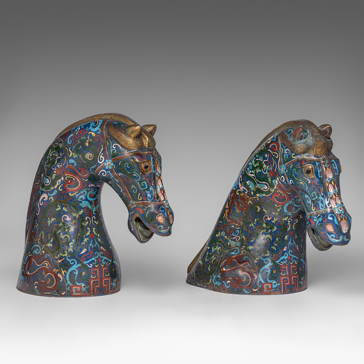 A pair of Chinese cloisonne enamelled large heads of horses, 20thC, both H 32 cm