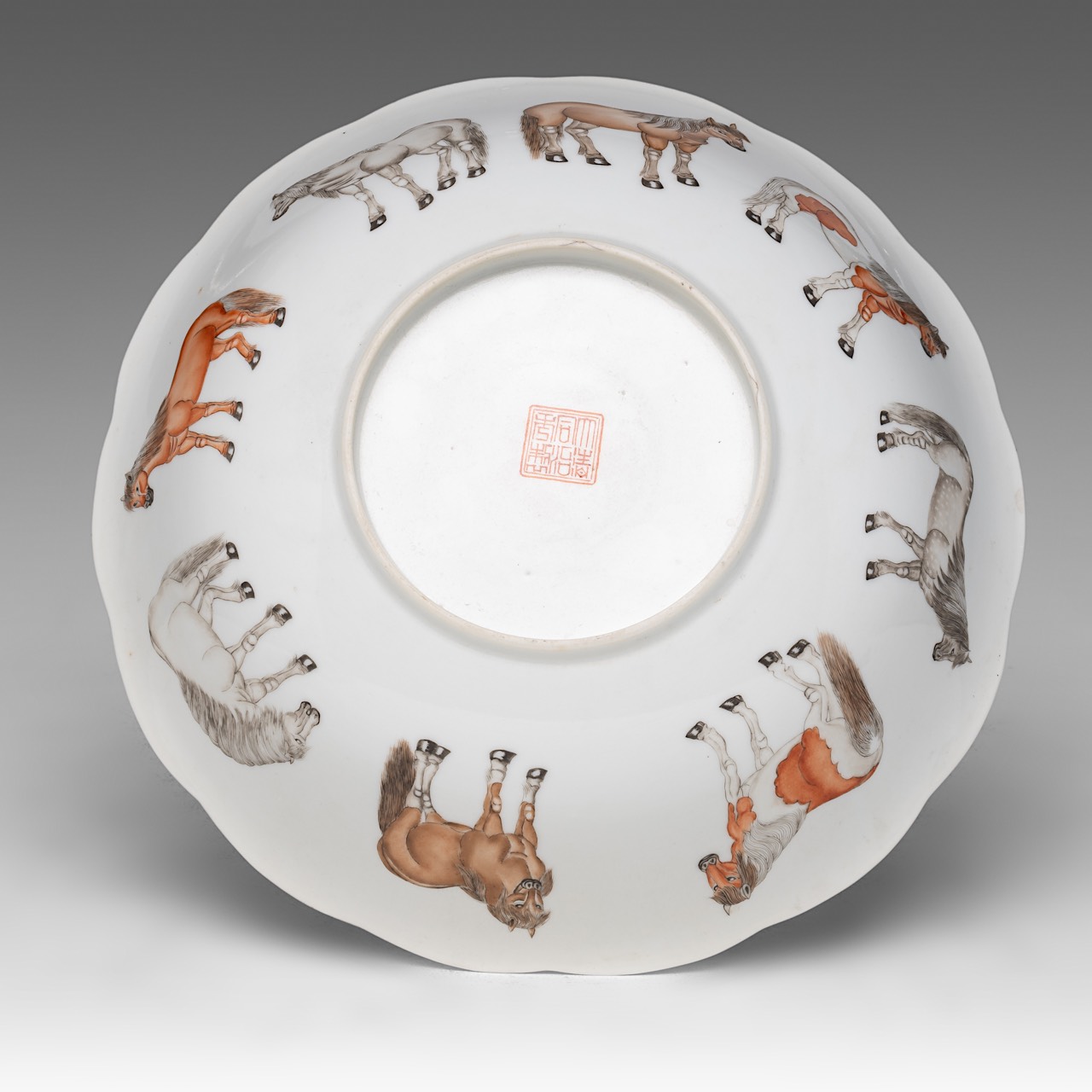 A Chinese polychrome 'Eight Horses' deep plate, Tongzhi mark and of the period, dia 25,5 cm - Image 3 of 7