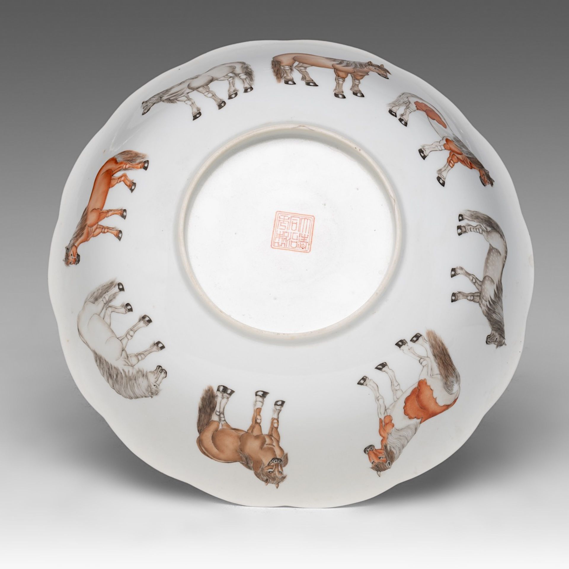 A Chinese polychrome 'Eight Horses' deep plate, Tongzhi mark and of the period, dia 25,5 cm - Bild 3 aus 7
