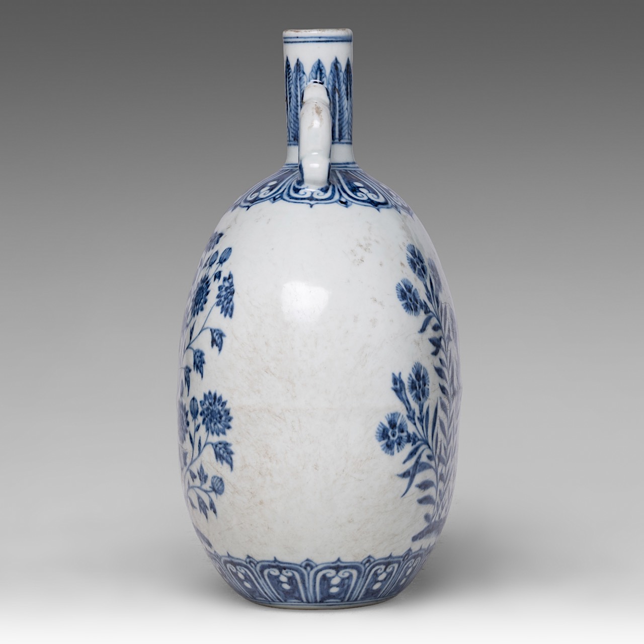 A Chinese blue and white 'Carnation and Aster' moon flask, paired with arched scroll handles, H 29,5 - Image 4 of 6