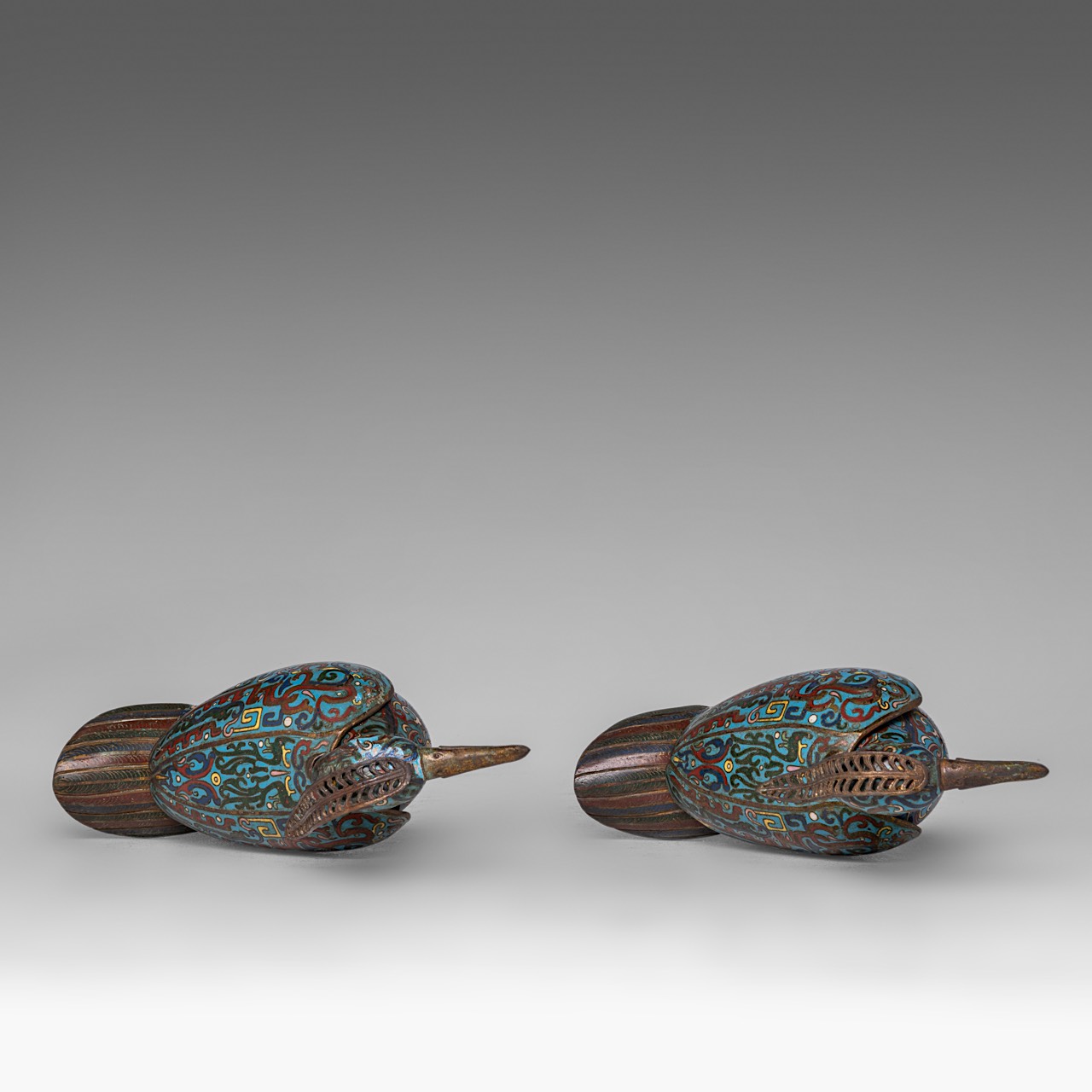 A pair of Chinese cloisonne enamelled bronze cranes, 20thC, both H 35 cm - Image 6 of 7