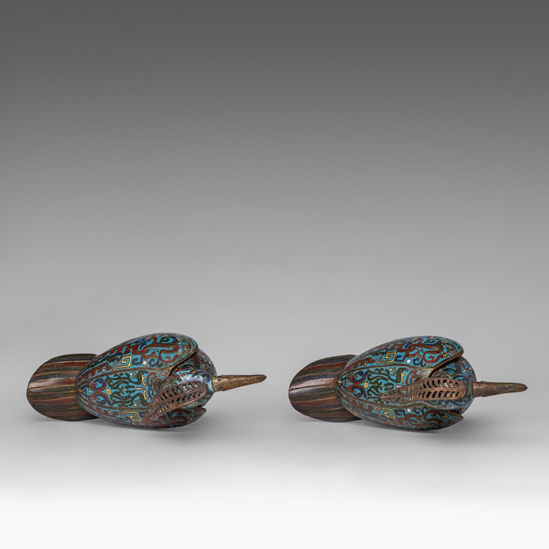 A pair of Chinese cloisonne enamelled bronze cranes, 20thC, both H 35 cm - Bild 6 aus 7